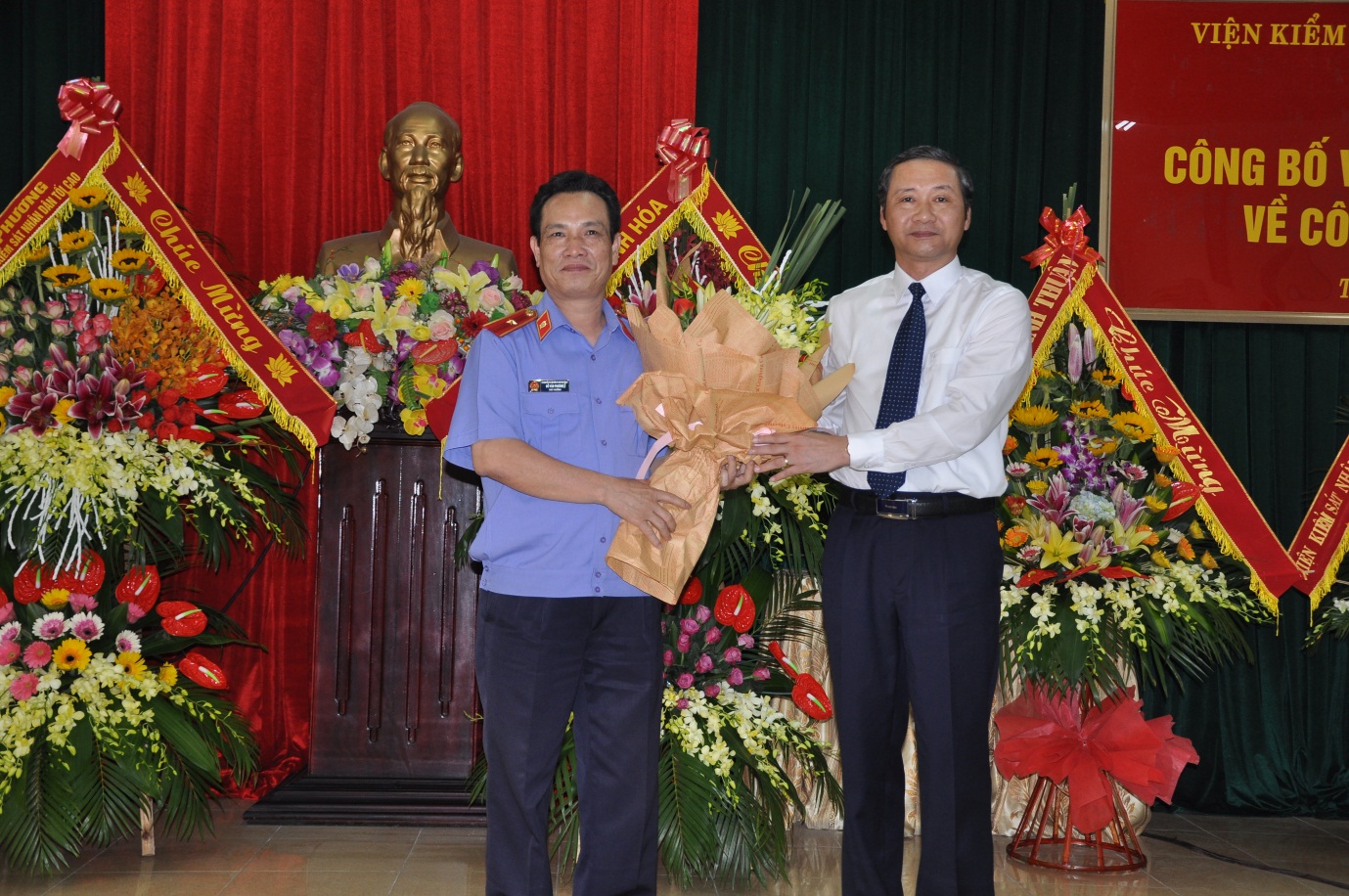 Đồng chí Đỗ Minh Tuấn, Phó Bí thư Tỉnh ủy tặng hoa chúc mừng đồng chí Đỗ Văn Phương nguyên Viện trưởng VKSND tỉnh Thanh Hóa đến nhận nhiệm vụ mới tại VKSND tối cao