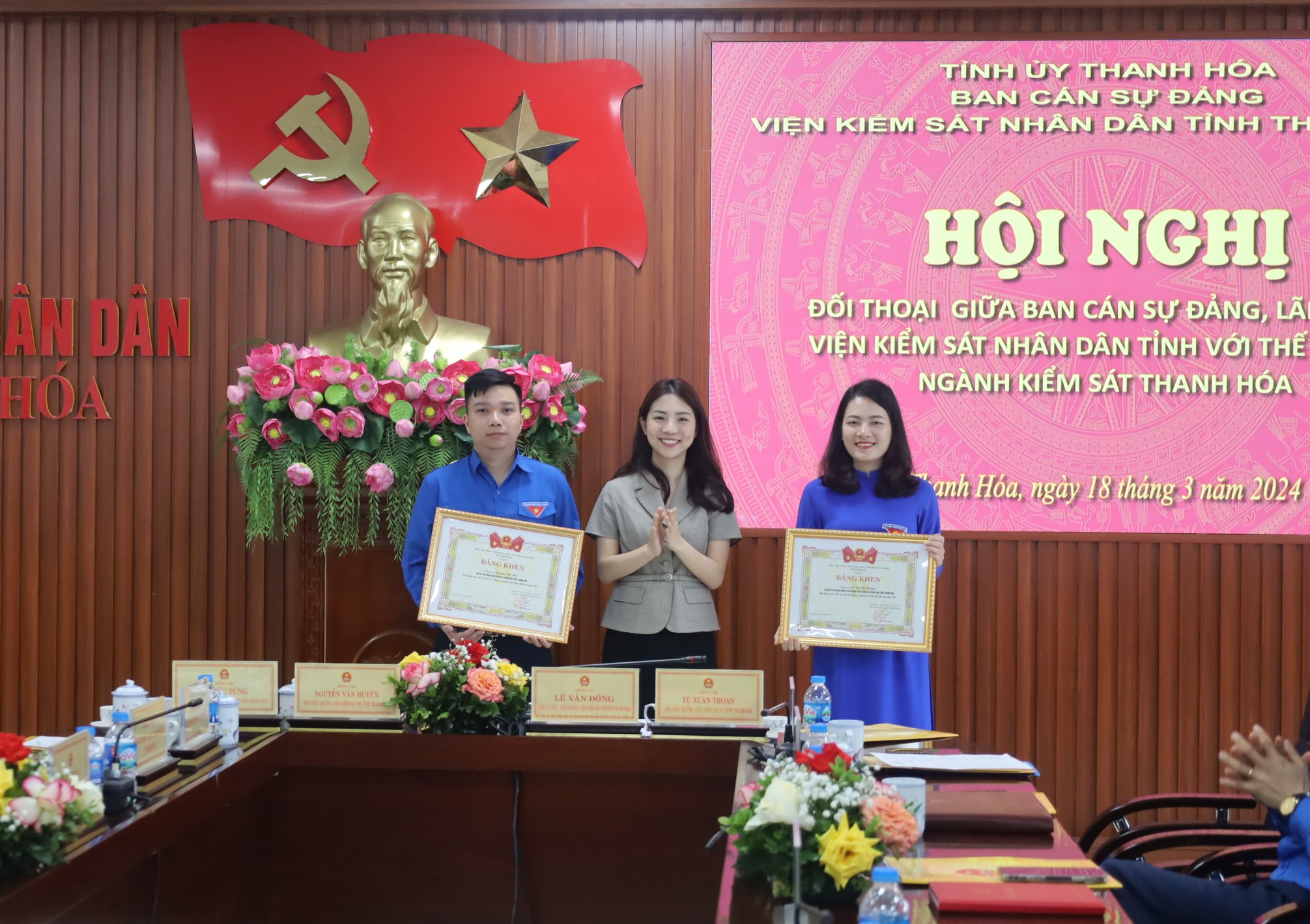 Đồng chí Lê Ngọc Ánh, Phó Bí thư Tỉnh đoàn Thanh Hóa tặng Bằng khen  của Tỉnh đoàn cho các cá nhân./.