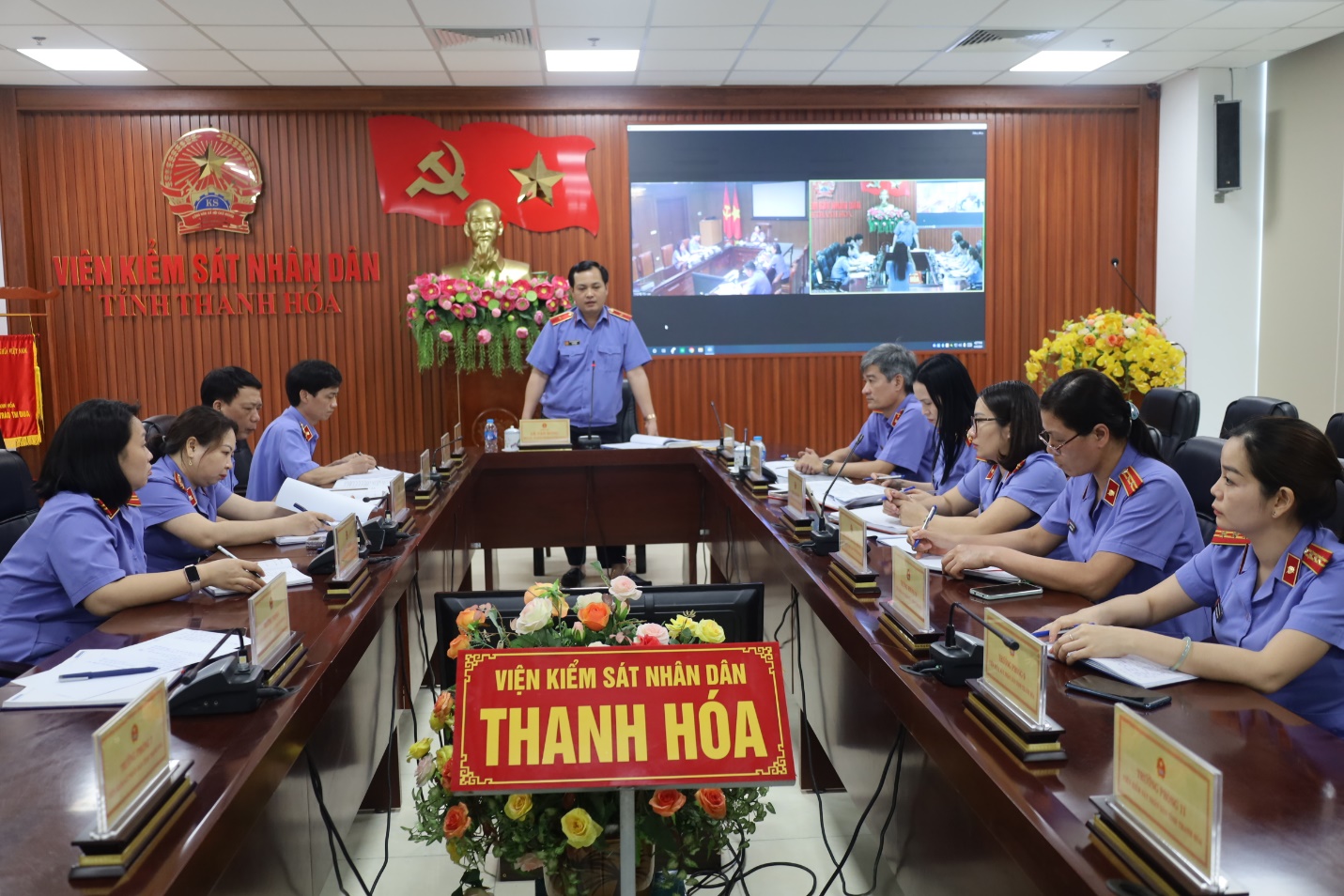 Tiến sĩ Lê Văn Đông, Viện trưởng VKSND tỉnh - Chủ nhiệm Đề tài cùng các thành viên tham dự buổi duyệt thuyết minh