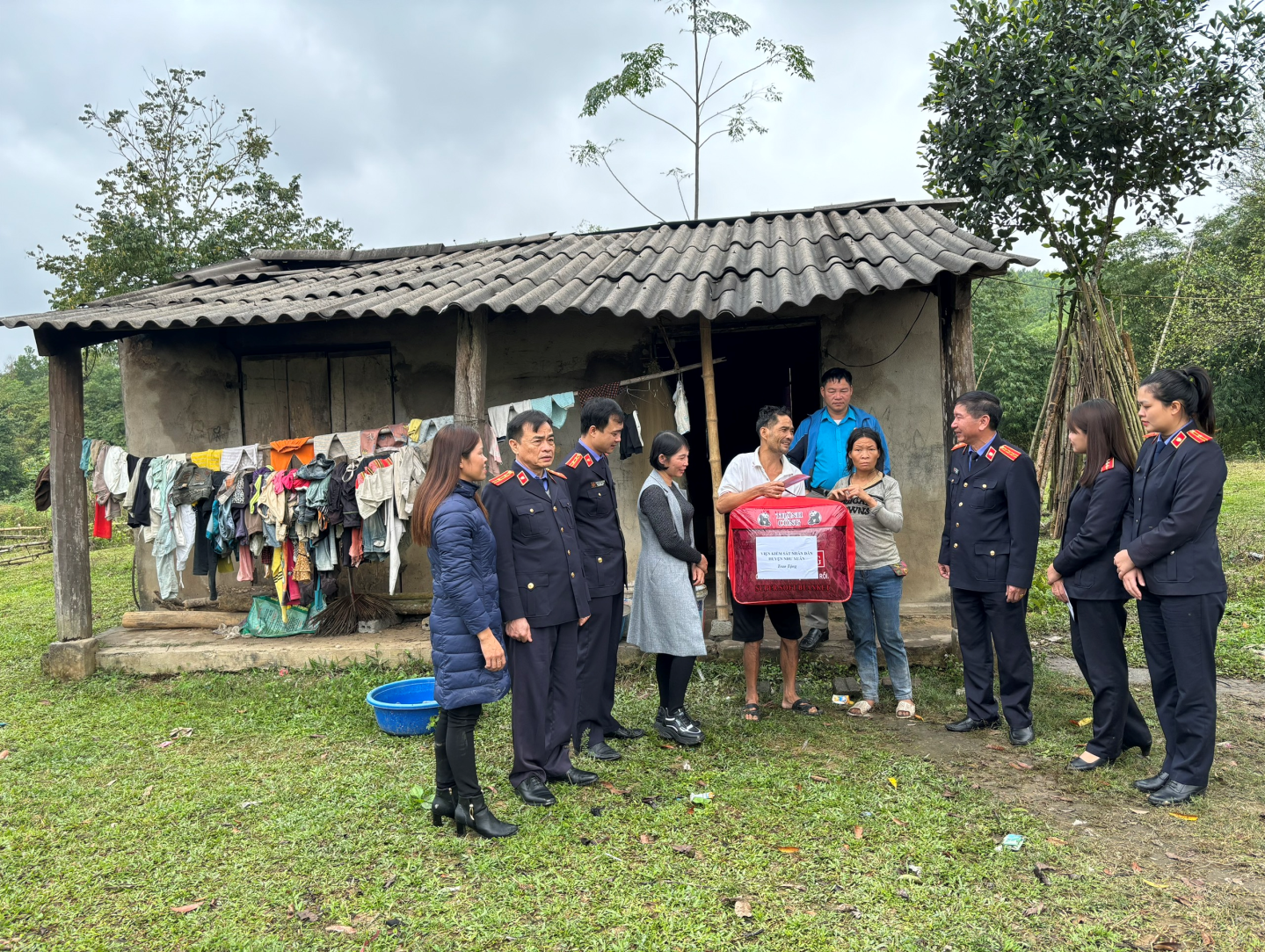 VKSND huyện Như Xuân thăm và tặng quà cho gia đình chị Lục Thị Liên – thôn Tân Thành, xã Thanh Hòa, huyện Như Xuân, tỉnh Thanh Hóa