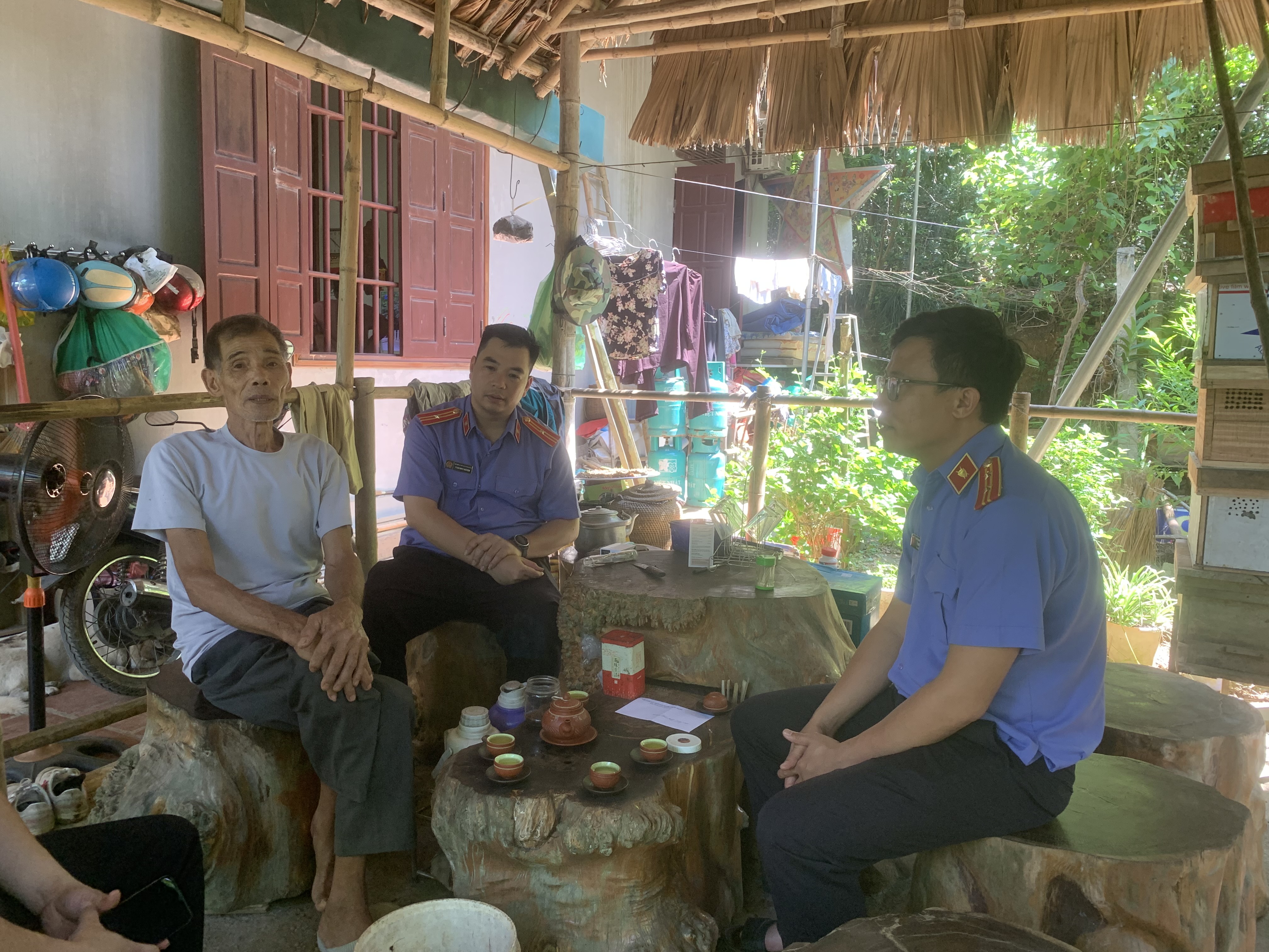 Đoàn thăm hỏi, tặng quà cho ông Dương Văn Vận, thương binh,  đang sinh sống tại thị trấn Kim Tân, huyện Thạch Thành