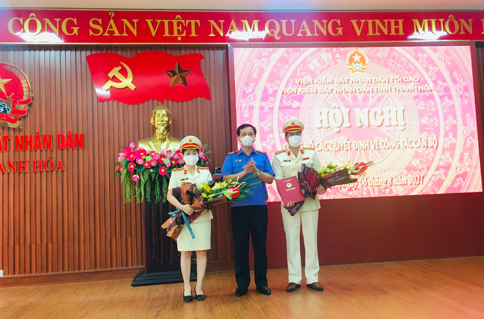 Đồng chí Lê Văn Đông, Bí thư Ban cán sự đảng, Bí thư Đảng ủy, Viện trưởng VKSND tỉnh trao quyết định và chức mừng các đồng chí được điều động