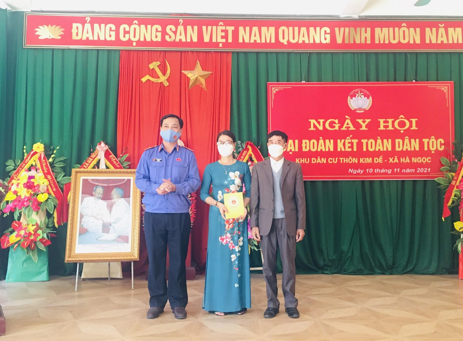 Đồng chí Lê Văn Đông, Viện trưởng Viện KSND tỉnh tặng quà  cho thôn Kim Đế, xã Hà Ngọc, huyện Hà Trung