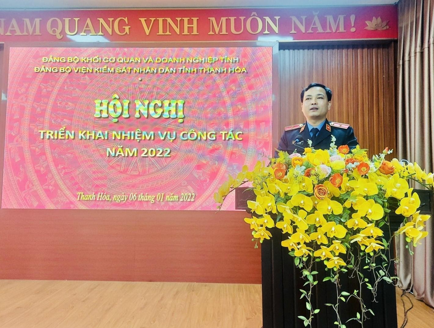 Đồng chí Lê Văn Đông, Bí thư Ban cán sự đảng, Bí thư Đảng ủy VKSND tỉnh, Viện trưởng VKSND tỉnh Thanh Hóa phát biểu chỉ đạo Hội nghị