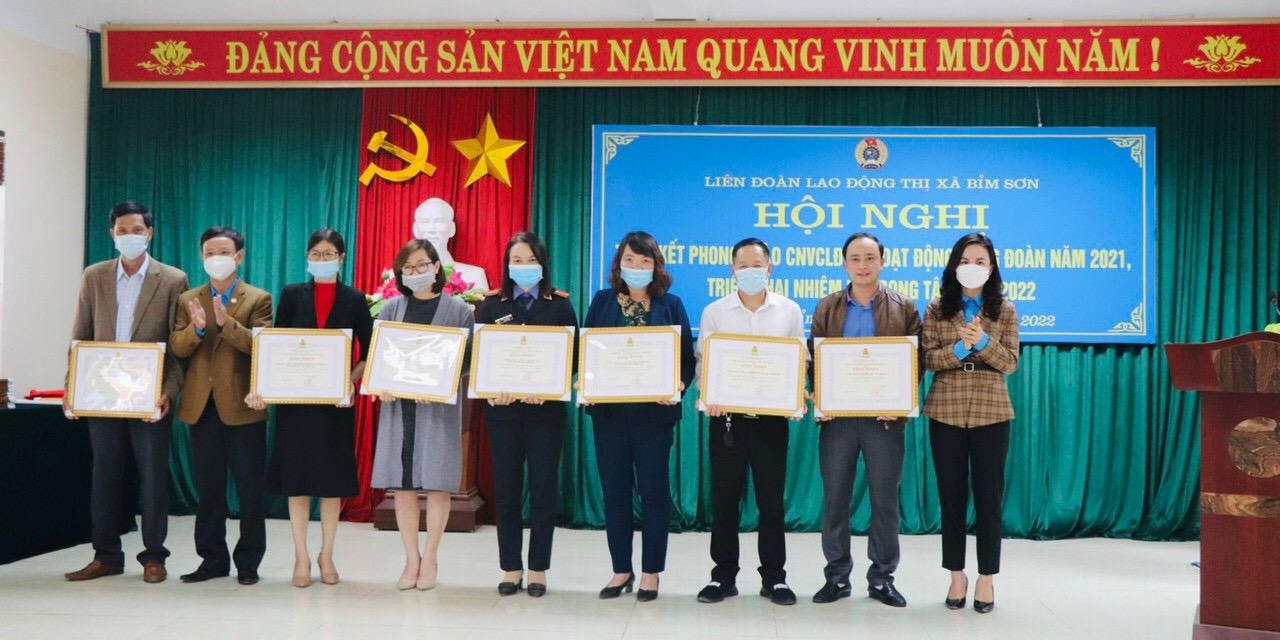 Đ/C Lại Thị Hồng - Chủ tịch Công đoàn VKSND thị xã Bỉm Sơn đại diện nhận Bằng khen của Liên đoàn lao động tỉnh Thanh Hóa.