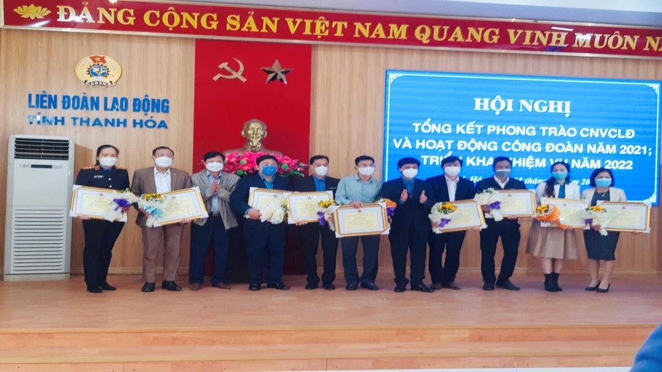 Đ/C Hà Thị Hồng Tú - Chủ tịch Công đoàn VKSND huyện Thọ Xuân  đại diện nhận Bằng khen của Tổng Liên đoàn lao động Việt Nam tại Hội nghị LĐLĐ tỉnh Thanh Hóa.