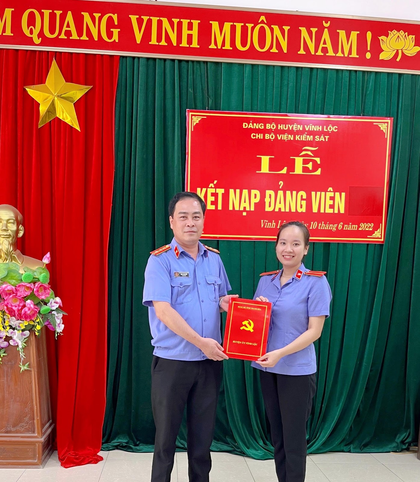 Đồng chí Bí thư chi bộ trao Quyết định cho đảng viên mới Lê Thị Quỳnh