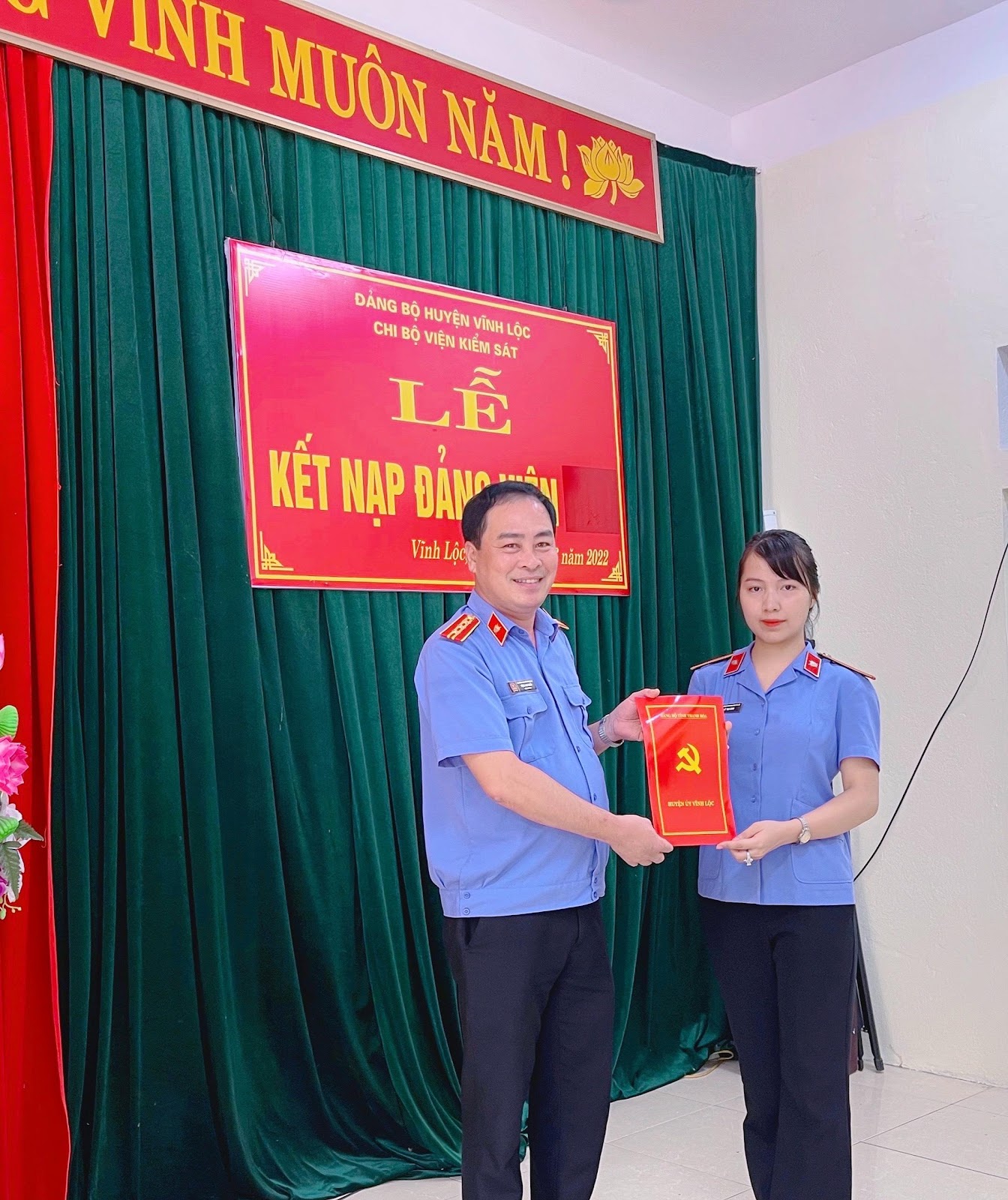 Đồng chí Bí thư chi bộ trao Quyết định cho đảng viên mới Lê Thị Loan