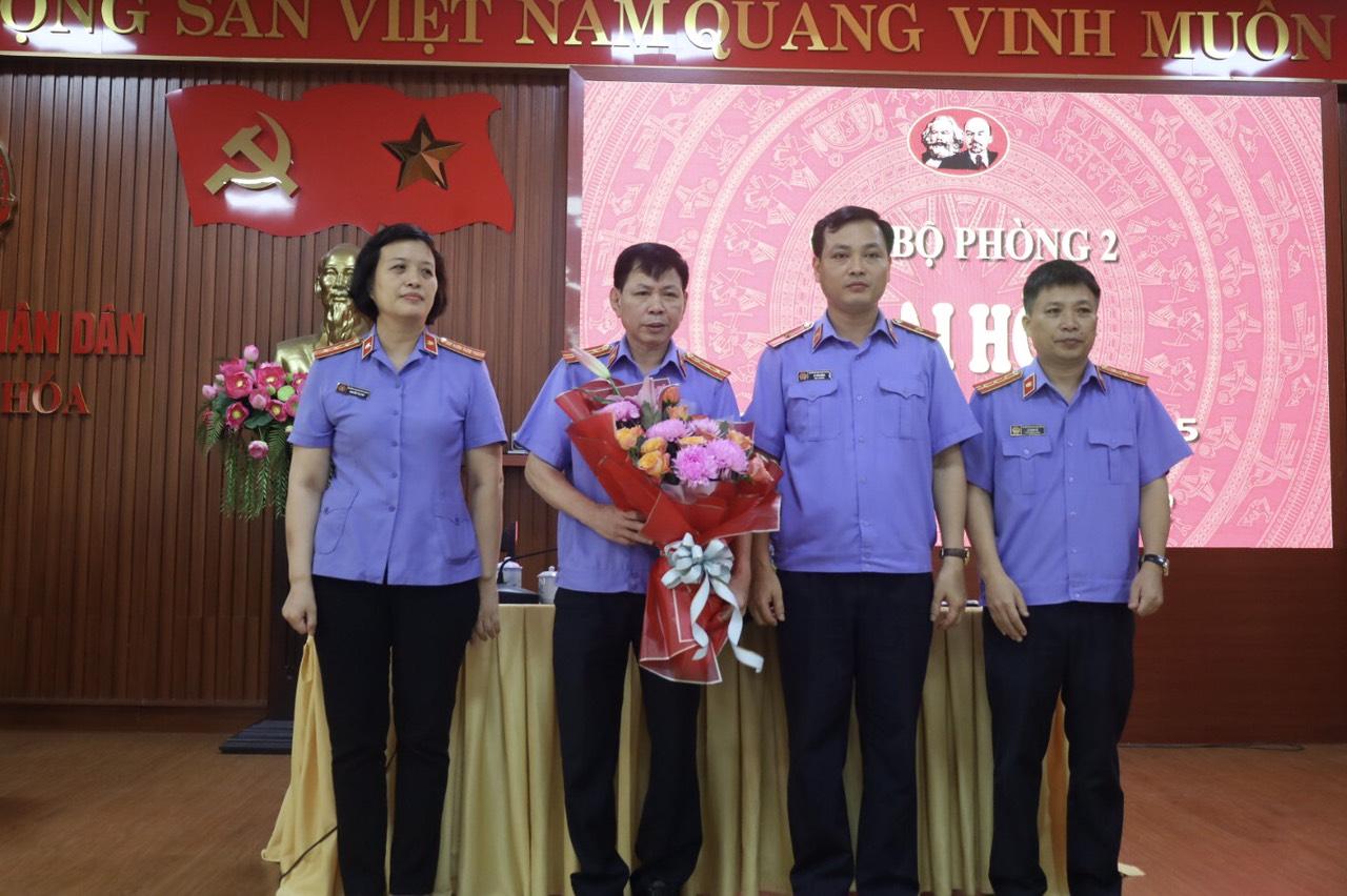 Lãnh đạo Đảng ủy VKSND tỉnh tặng hoa chúc mừng Chi ủy Chi bộ Phòng 2 nhiệm kỳ 2022-2025