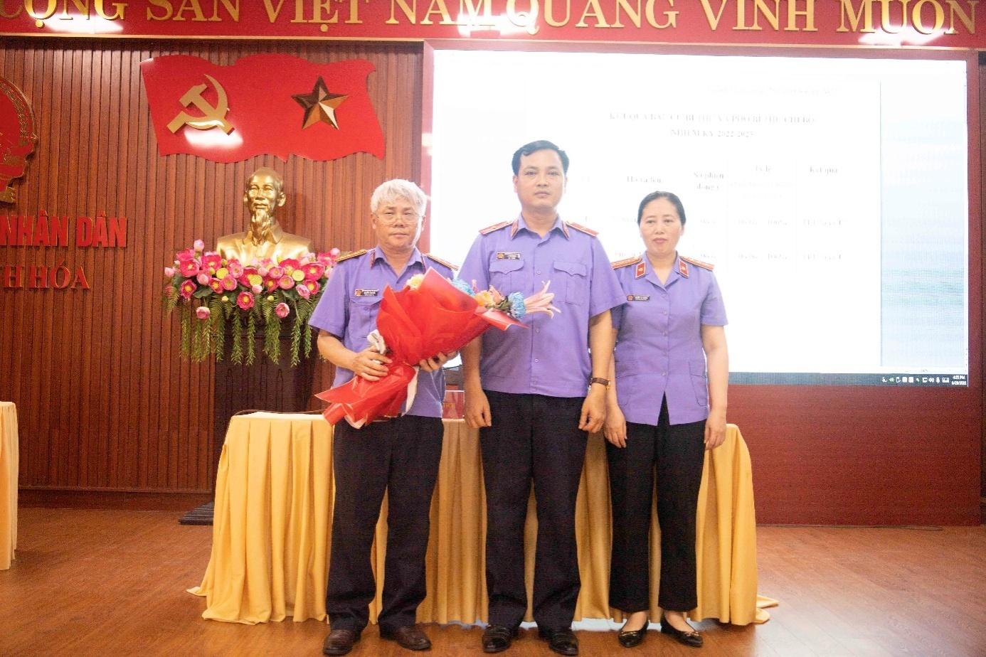 Đồng chí Lê Văn Đông, Bí thư Ban cán sự đảng, Bí thư Đảng ủy, Viện trưởng VKSND tỉnh Thanh Hoá tặng hoa chúc mừng