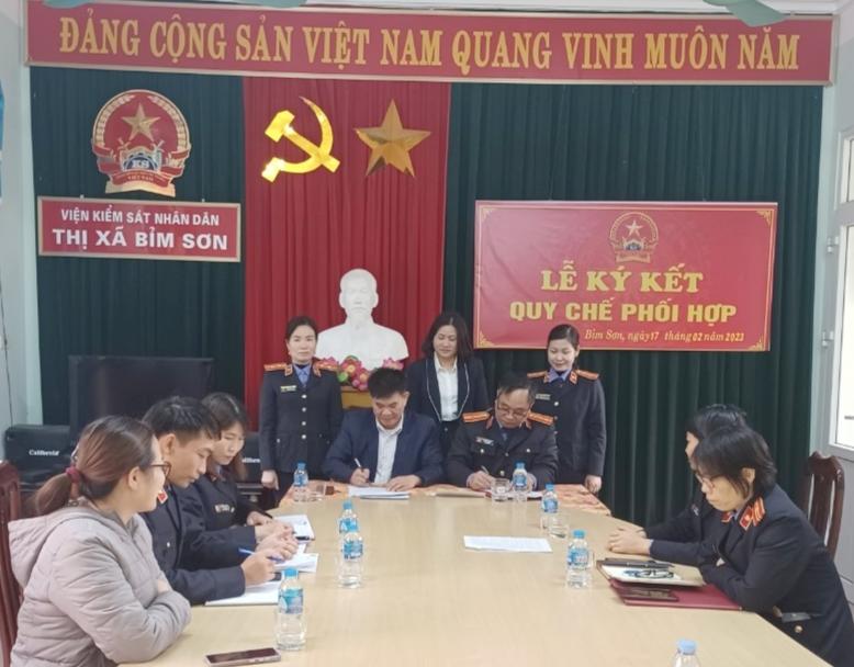 Đồng chí Lê Văn Tuấn, Uỷ viên Ban Thường vụ Thị uỷ, Trưởng Ban Dân vận, Chủ tịch Uỷ ban BMTTQ thị xã Bỉm Sơn và đồng chí Đinh Văn Khương, Thị ủy viên, Viện trưởng Viện kiểm sát nhân dân thị xã Bỉm Sơn ký kết quy chế phối hợp