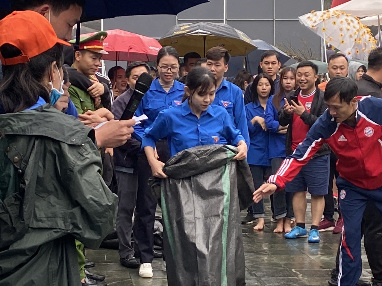 Tham gia phần thi “nhảy bao bố” trong ngày hội “Thanh niên với trò chơi dân gian” được tổ chức trên Hòn Trống Mái - Sầm Sơn