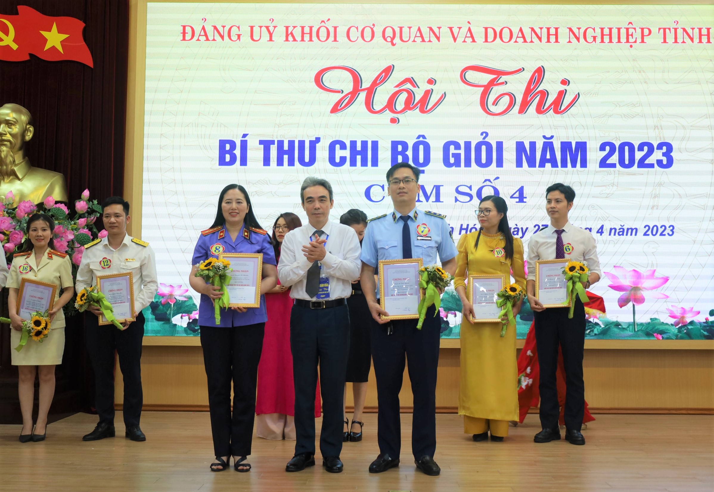 Đại diện Ban Tổ chức trao giải ba cho thí sinh Nguyễn Thị Phượng