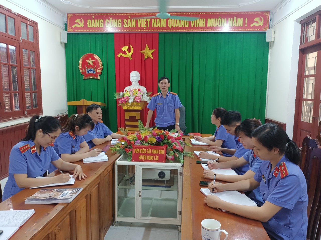 Đc/ Vi Văn Trường - Bí thư Chi bộ, Viện trưởng VKSND huyện Ngọc Lặc chủ trì Hội nghị