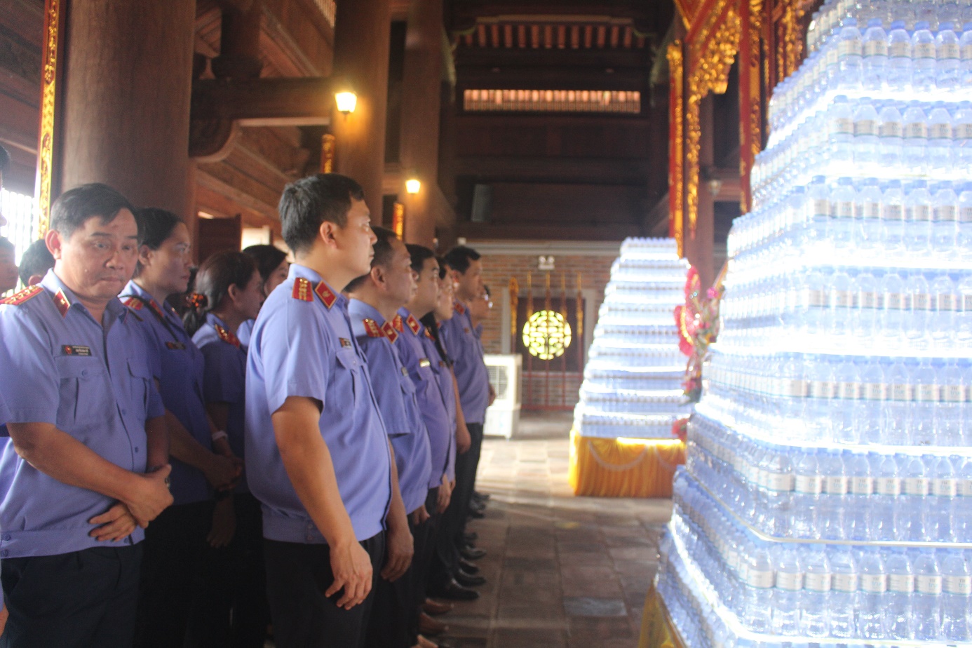 Đoàn đại biểu dâng hương, dâng hoa tại Đền thờ gia tiên Chủ tịch Hồ Chí Minh tại huyện Nam Đàn