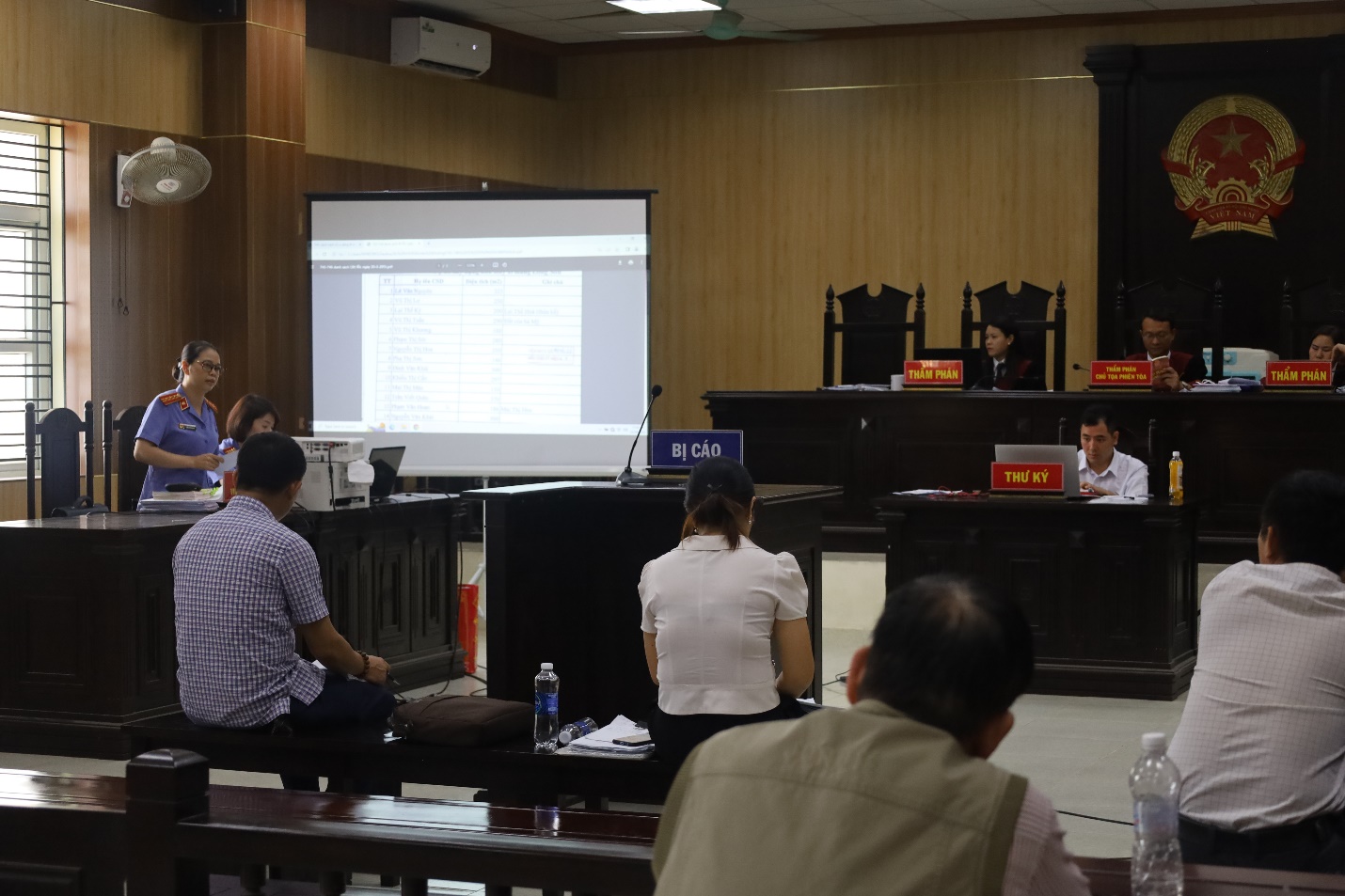 Đại diện Viện KSND tỉnh Thanh Hóa tranh luận và trình chiếu các tài liệu chứng minh hành vi phạm tội của các bị cáo