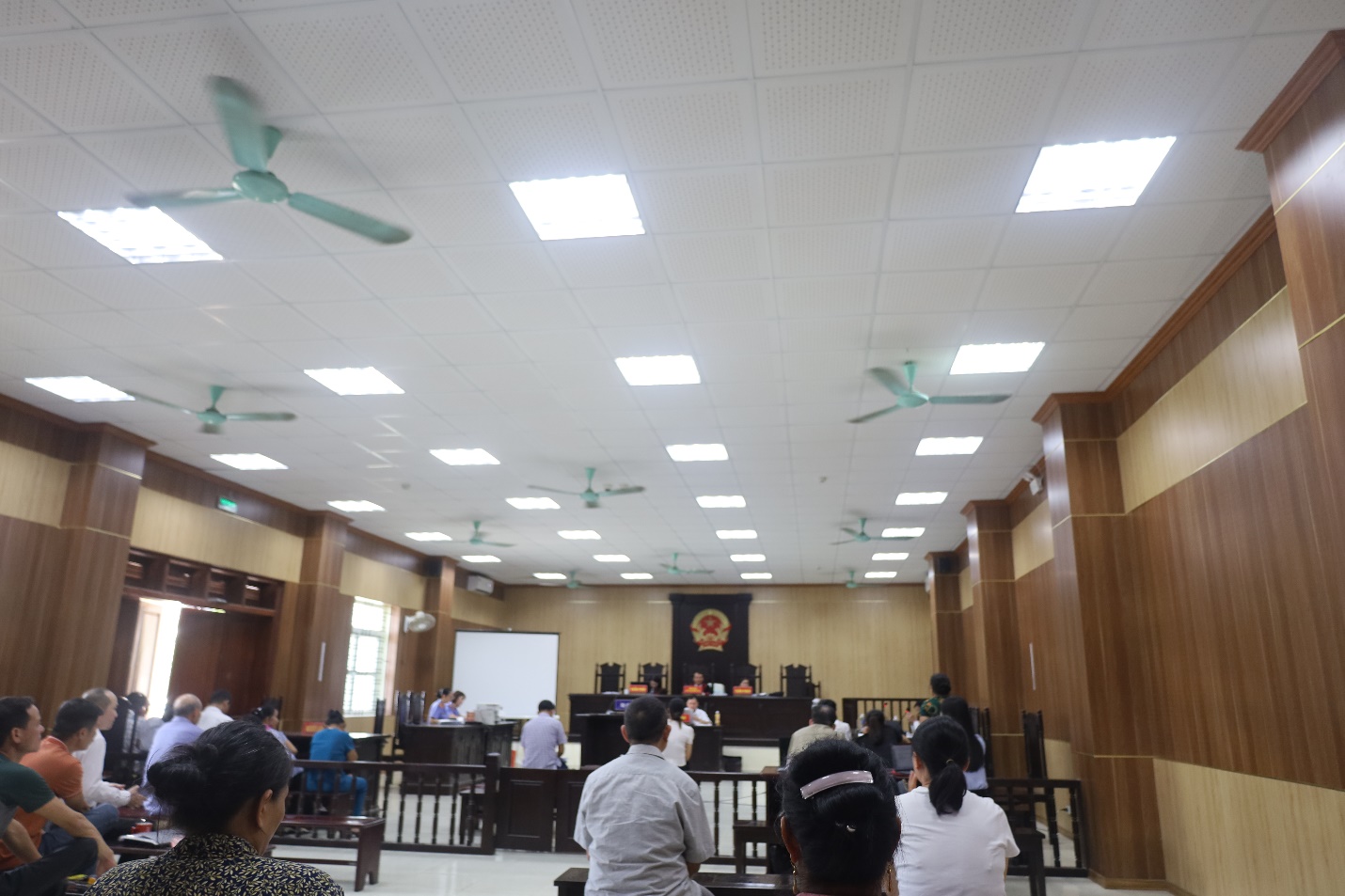 Toàn cảnh phiên tòa xét xử phúc thẩm bị cáo Vũ Đức Cường, Dương Thị Hà