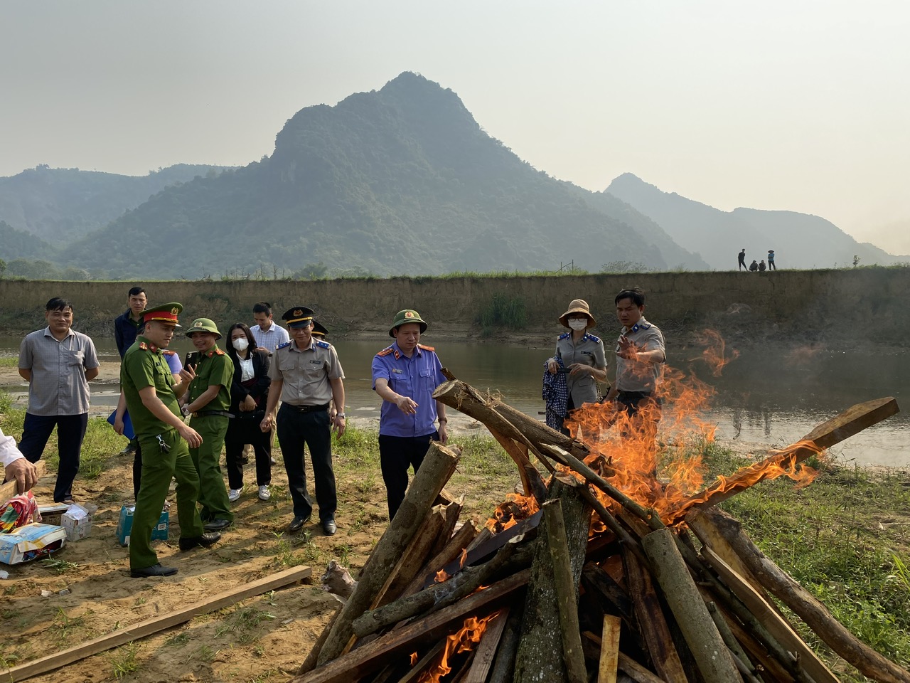 Ảnh: Đại diện VKSND huyện Thường Xuân kiểm sát việc tiêu huỷ vật chứng