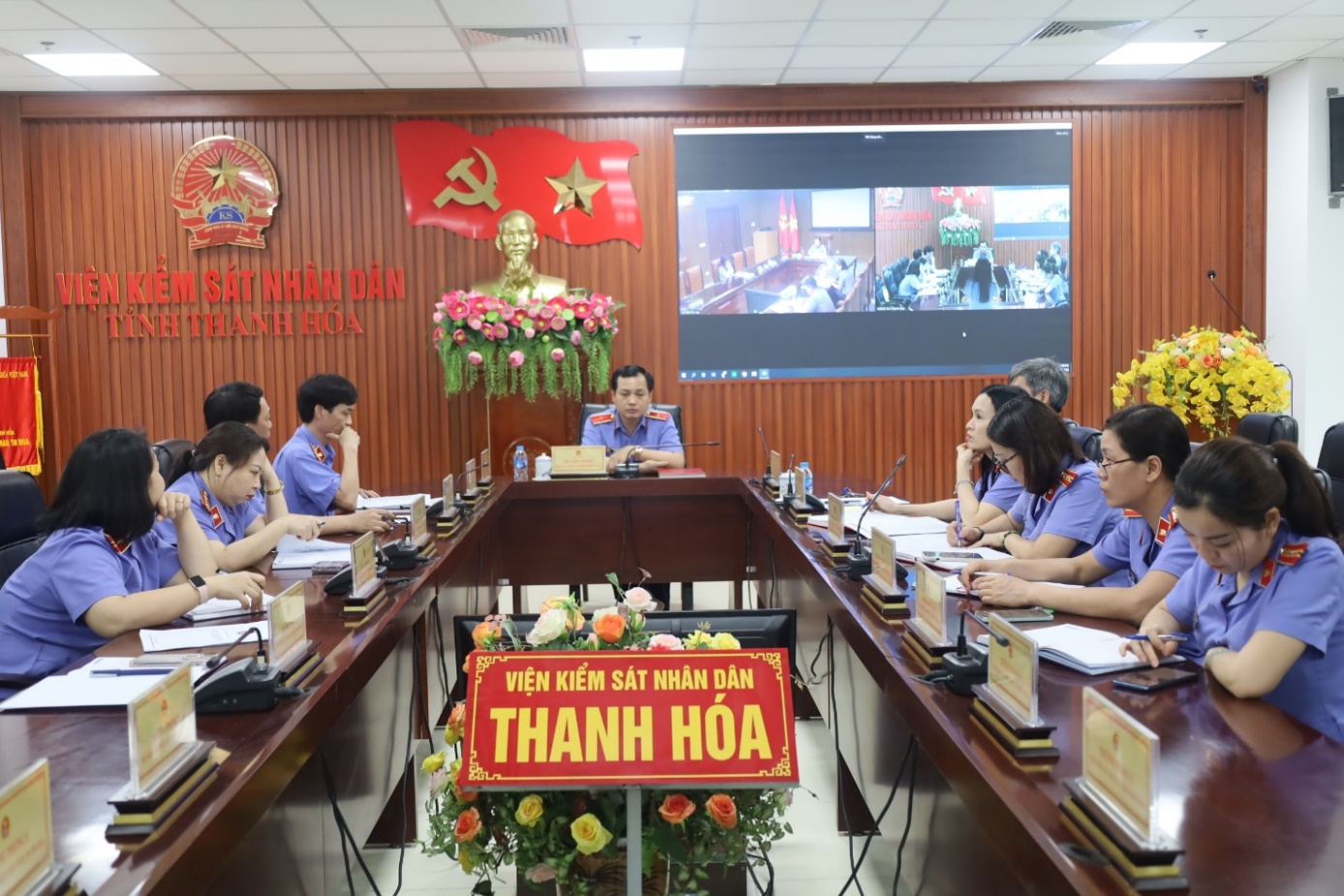 Ảnh: Đồng chí Lê Văn Đông, Viện trưởng VKSND tỉnh Thanh Hóa chủ trì một hội nghị trực tuyến về công tác kiểm sát giải quyết án dân sự