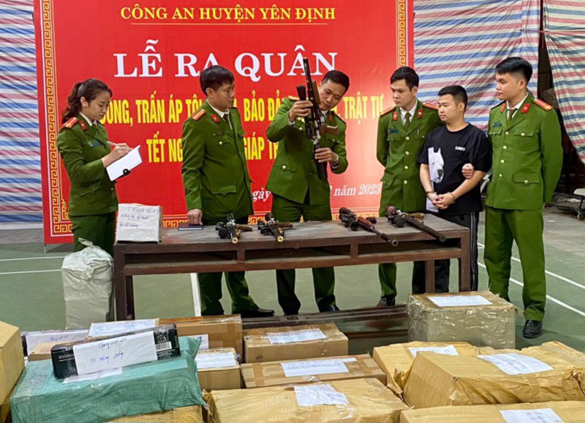Công an huyện Yên Định kiểm tra, phân loại số linh kiện, súng săn là tang vật trong vụ án “Mua bán trái phép súng săn”, quy định tại Điều 306 Bộ luật hình sự.