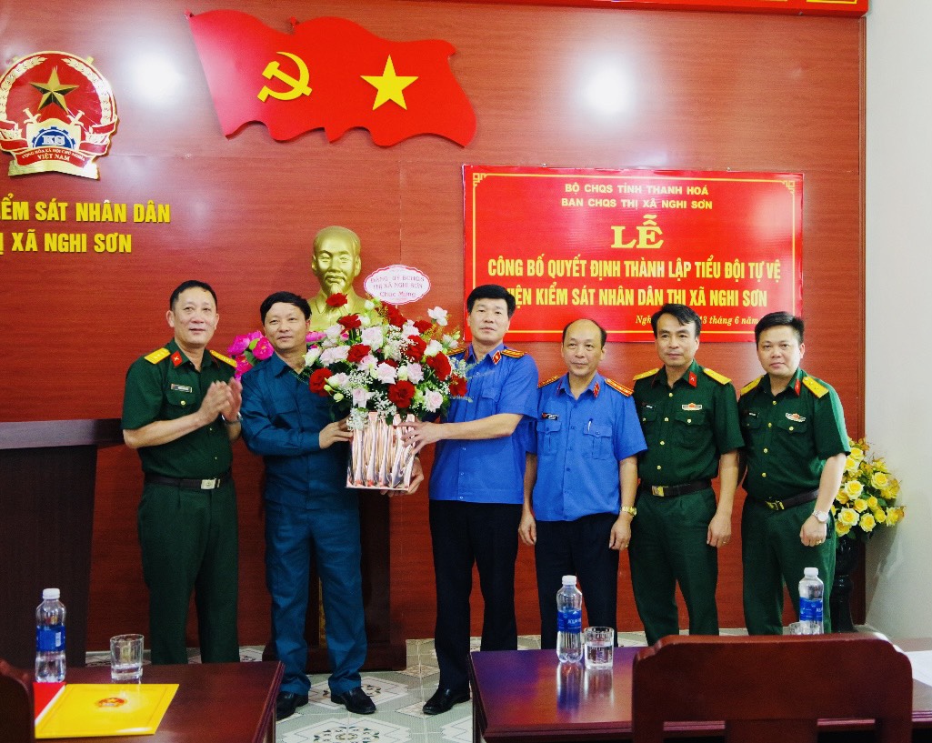 Ban chỉ huy quân sự thị xã Nghi Sơn và lãnh đạo VKSND thị xã Nghi Sơn  tặng hoa chúc mừng tiểu đội tự vệ VKSND thị xã Nghi Sơn