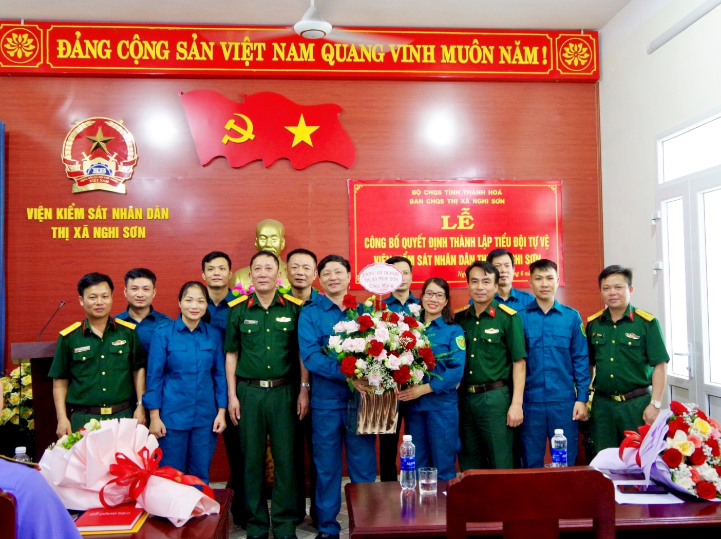 Ban chỉ huy quân sự thị xã Nghi Sơn tặng hoa chúc mừng tiểu đội tự vệ VKSND thị xã Nghi Sơn