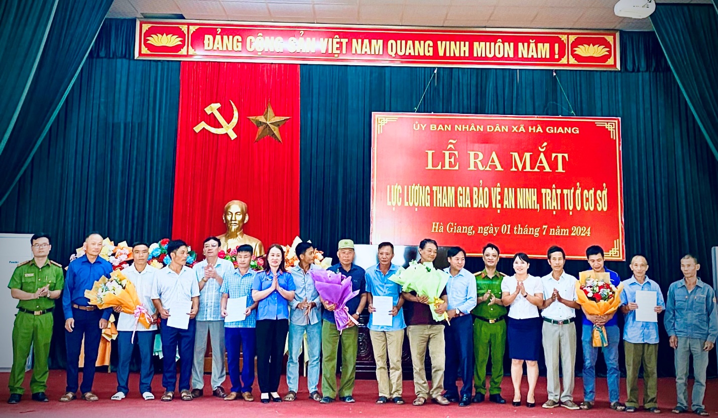 Đ/c Lê Thị Huệ, Viện trưởng VKSND huyện Hà Trung chụp ảnh cùng các đồng chí thành viên Tổ Bảo vệ ANTT ở cơ sở