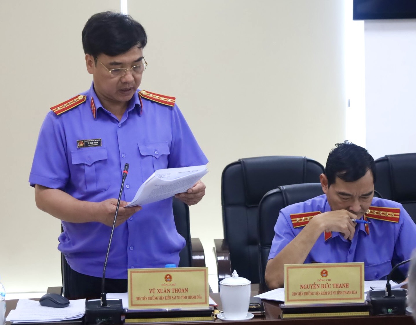 Đ/c Vũ Xuân Thoan, Phó Bí thư đảng ủy, Phó Viện trưởng VKSND tỉnh  trình bày Báo cáo tại buổi làm việc