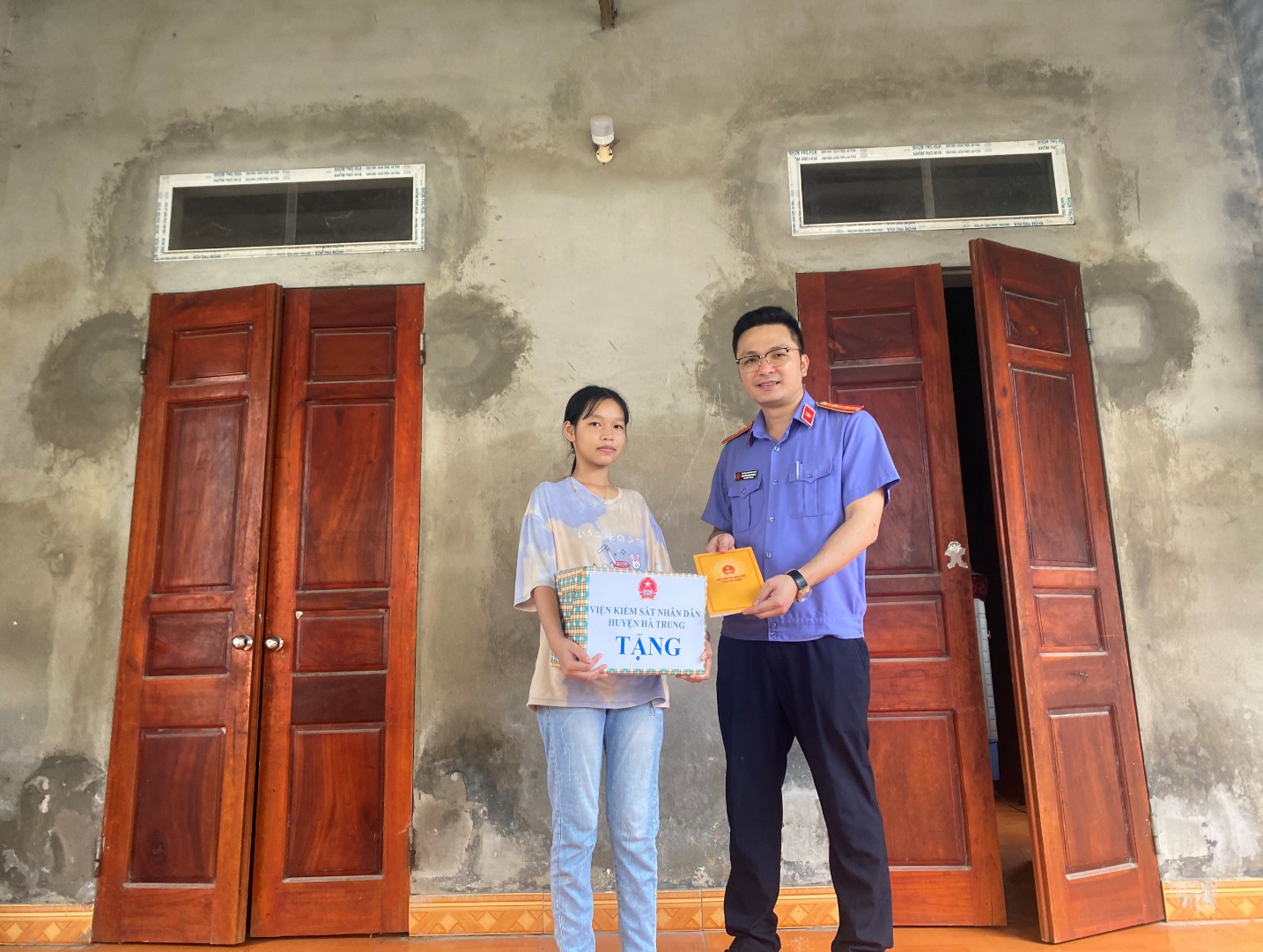 Đồng chí Nguyễn Mạnh Cường, Phó Viện trưởng VKSND huyện Hà Trung tặng quà cho cháu Nguyễn Huyền Thương