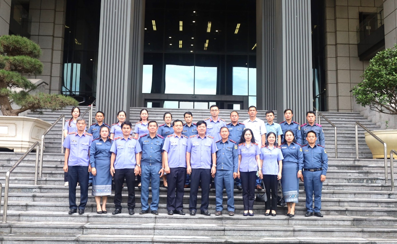 Đồng chí Nguyễn Quang Dũng Phó Viện trưởng VKSND tối cao chụp ảnh lưu niệm cùng Đoàn công tác