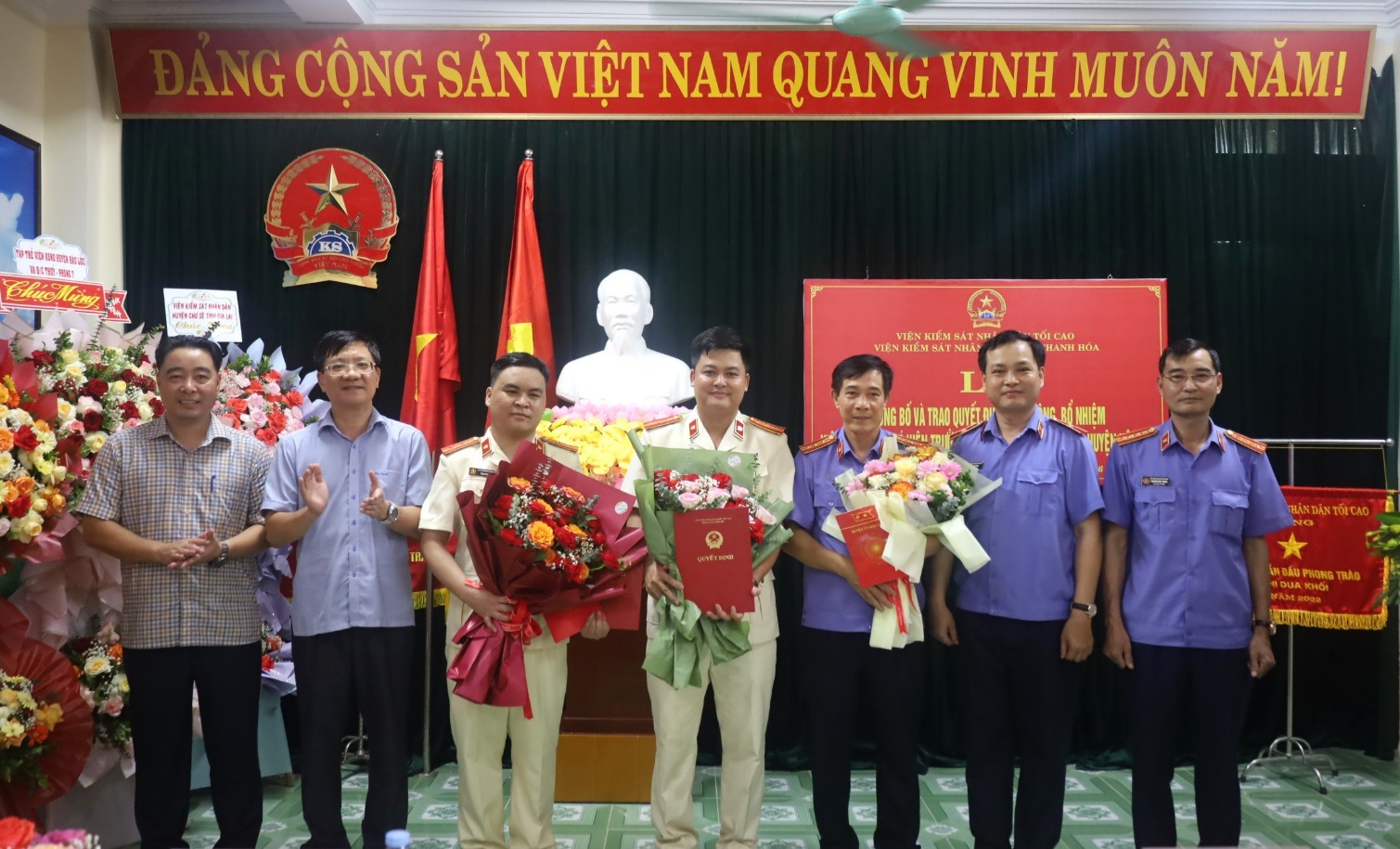 Lãnh đạo VKSND tỉnh, lãnh đạo Huyện ủy và các cơ quan, ban ngành trên địa bàn huyện chụp ảnh lưu niệm cùng hai đồng chí mới bổ nhiệm và đồng chí Đồng Văn Hoan