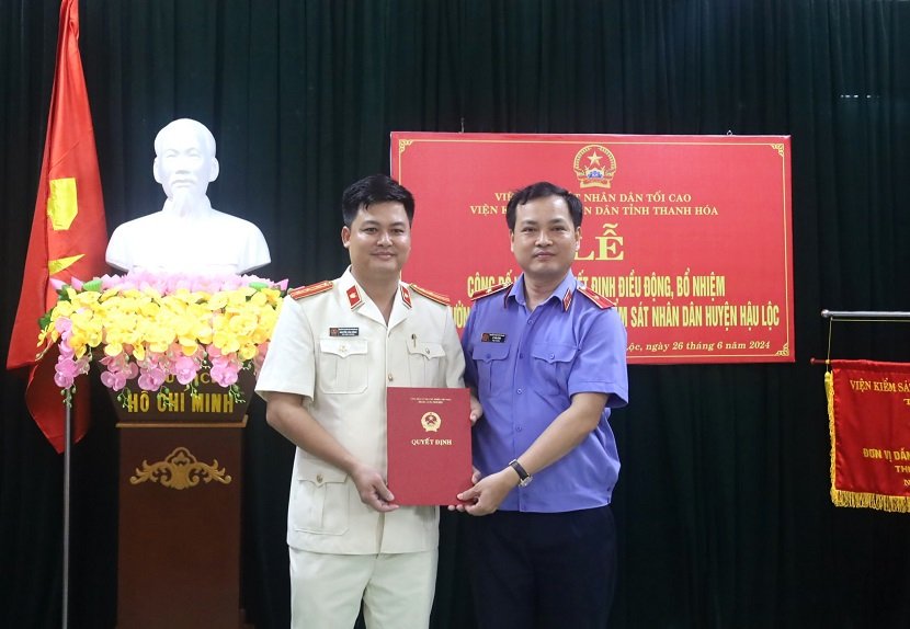 Đồng chí Lê Văn Đông, Tỉnh ủy viên, Viện trưởng VKSND tỉnh Thanh Hóa  trao Quyết định bổ nhiệm chức vụ Viện trưởng VKSND huyện Hậu Lộc