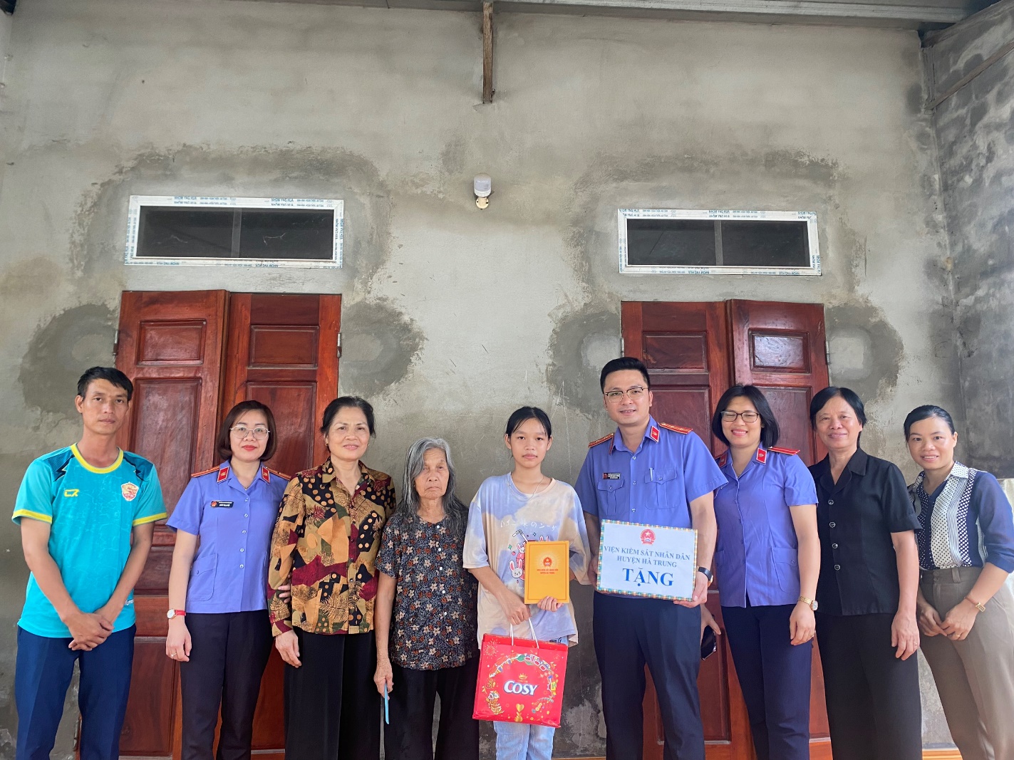 Đại diện Hội bảo trợ người khuyết tật và trẻ mồ côi và Công đoàn VKSND huyện Hà Trung tặng quà cho cháu Nguyễn Huyền Thương