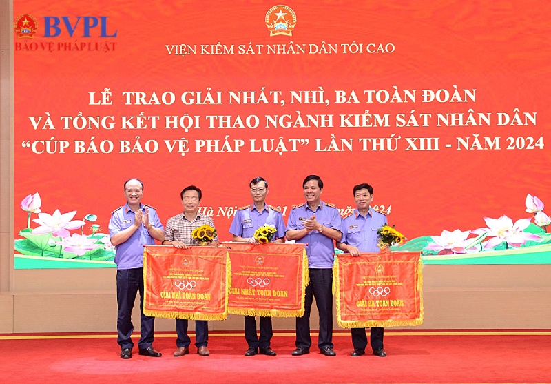 Đồng chí Nguyễn Quang Dũng, Phó Viện trưởng VKSND tối cao, Chủ tịch Hội đồng Văn hoá - Thể thao ngành Kiểm sát nhân dân và đồng chí Nguyễn Văn Thắng, Tổng Biên tập Báo Bảo vệ pháp luật, Trưởng Ban Tổ chức Hội thao trao giải Nhất, Nhì, Ba toàn đoàn.