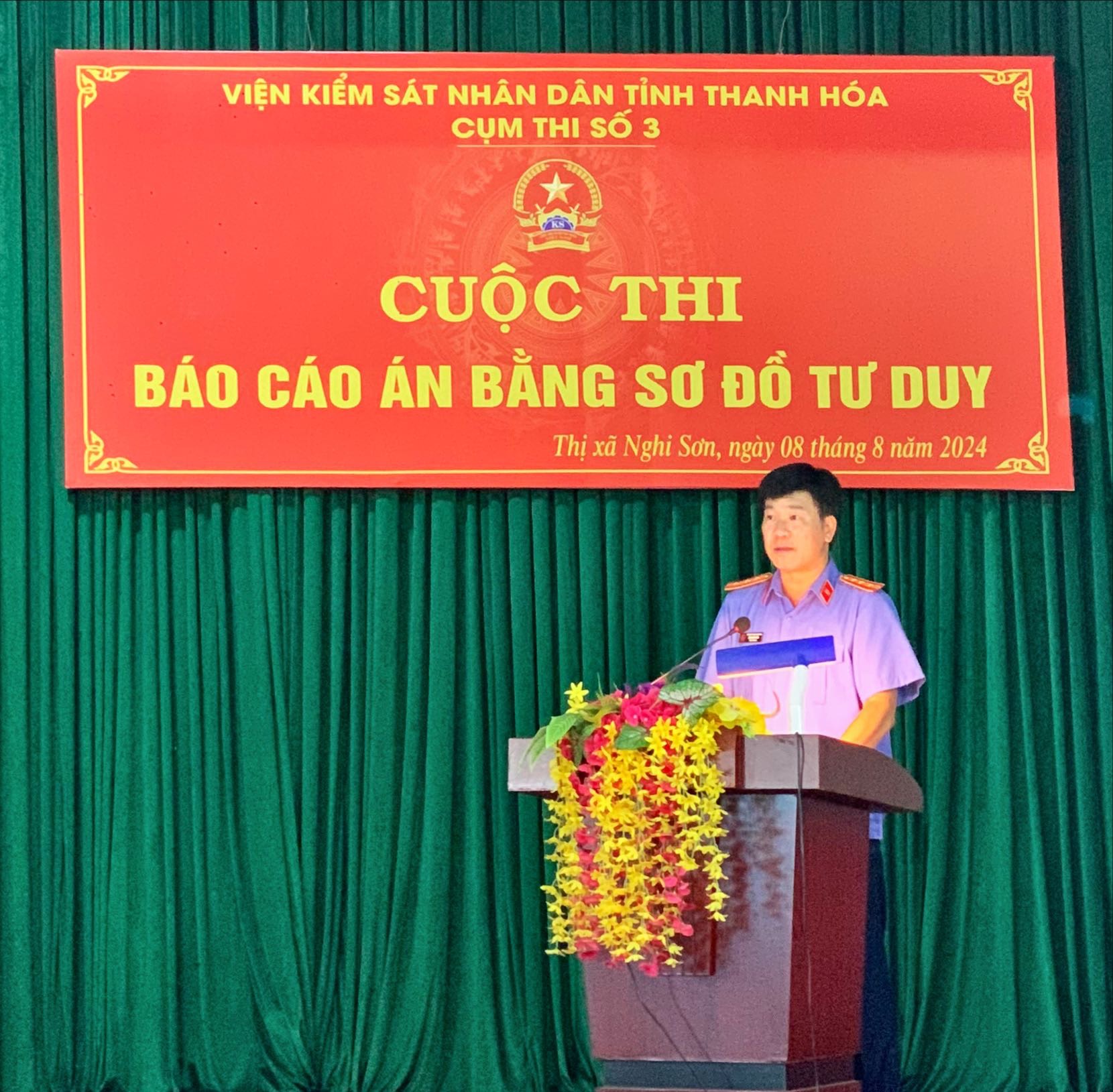 Đồng chí Đinh Viết Sơn – Viện trưởng VKSND thị xã Nghi Sơn khai mạc cuộc thi