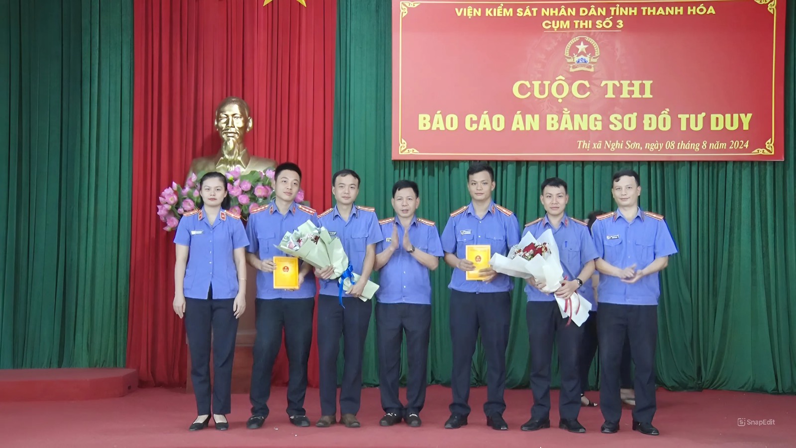 Ban tổ chức cuộc thi trao giải cho các đơn vị dự thi