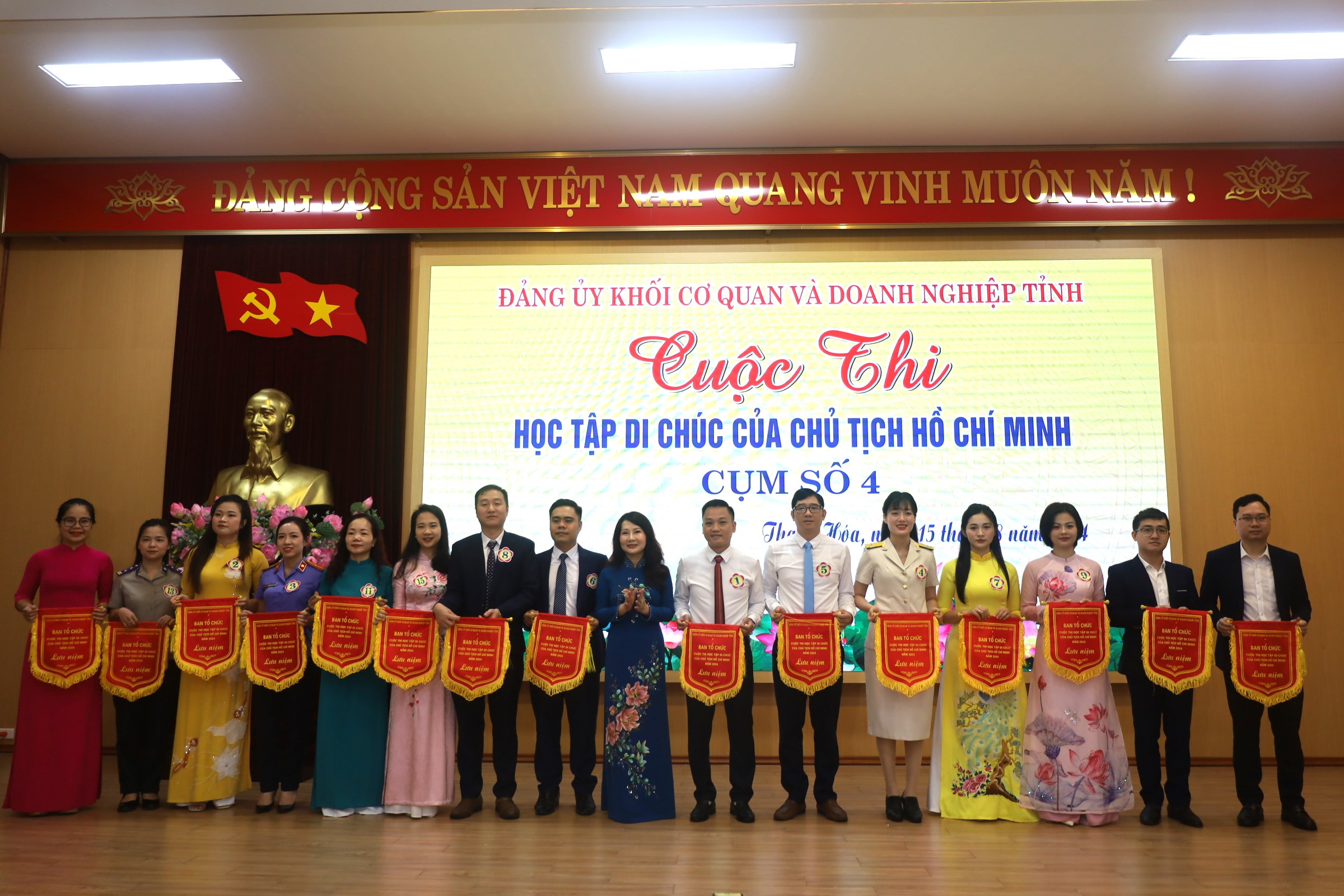 Đ/c Đinh Thị Thanh Hà, Phó Bí thư, Trưởng ban tổ chức trao cờ lưu niệm cho các đội thi