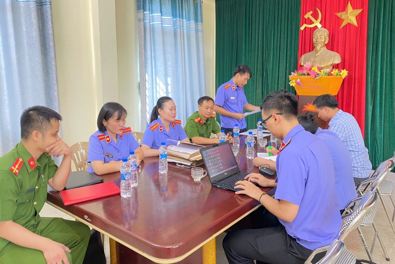 Đ/c Đỗ Tuấn Anh, Phó Viện trưởng VKSND huyện Thạch Thành, Trưởng đoàn công tác công bố Quyết định kiểm sát trực tiếp tại UBND xã Thành Tâm