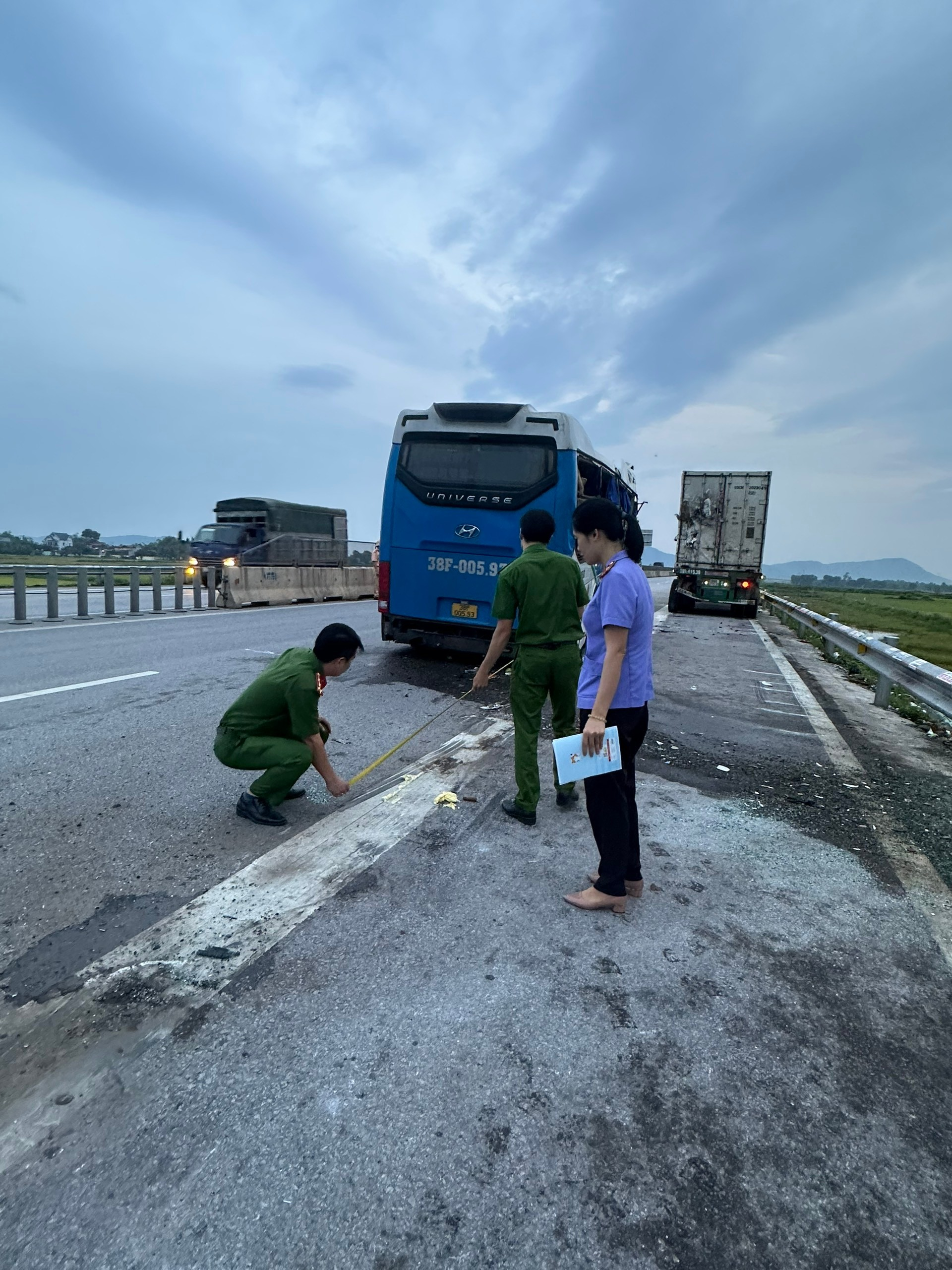 Hình ảnh Kiểm sát viên VKSND huyện Thiệu Hóa kiểm sát khám nghiệm hiện trường vụ tai nạn