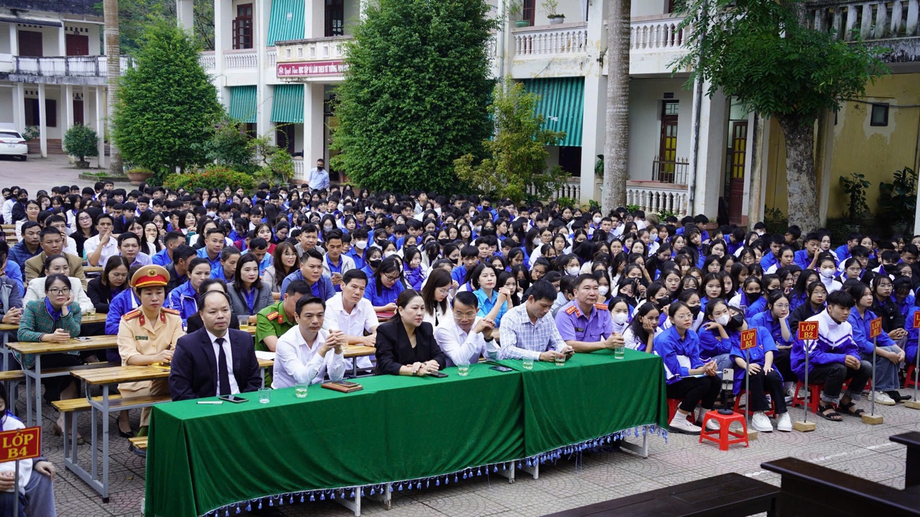 Đại diện lãnh đạo các đơn vị và toàn thể các em học sinh Trường THPT Như Xuân tham dự phiên tòa giả định