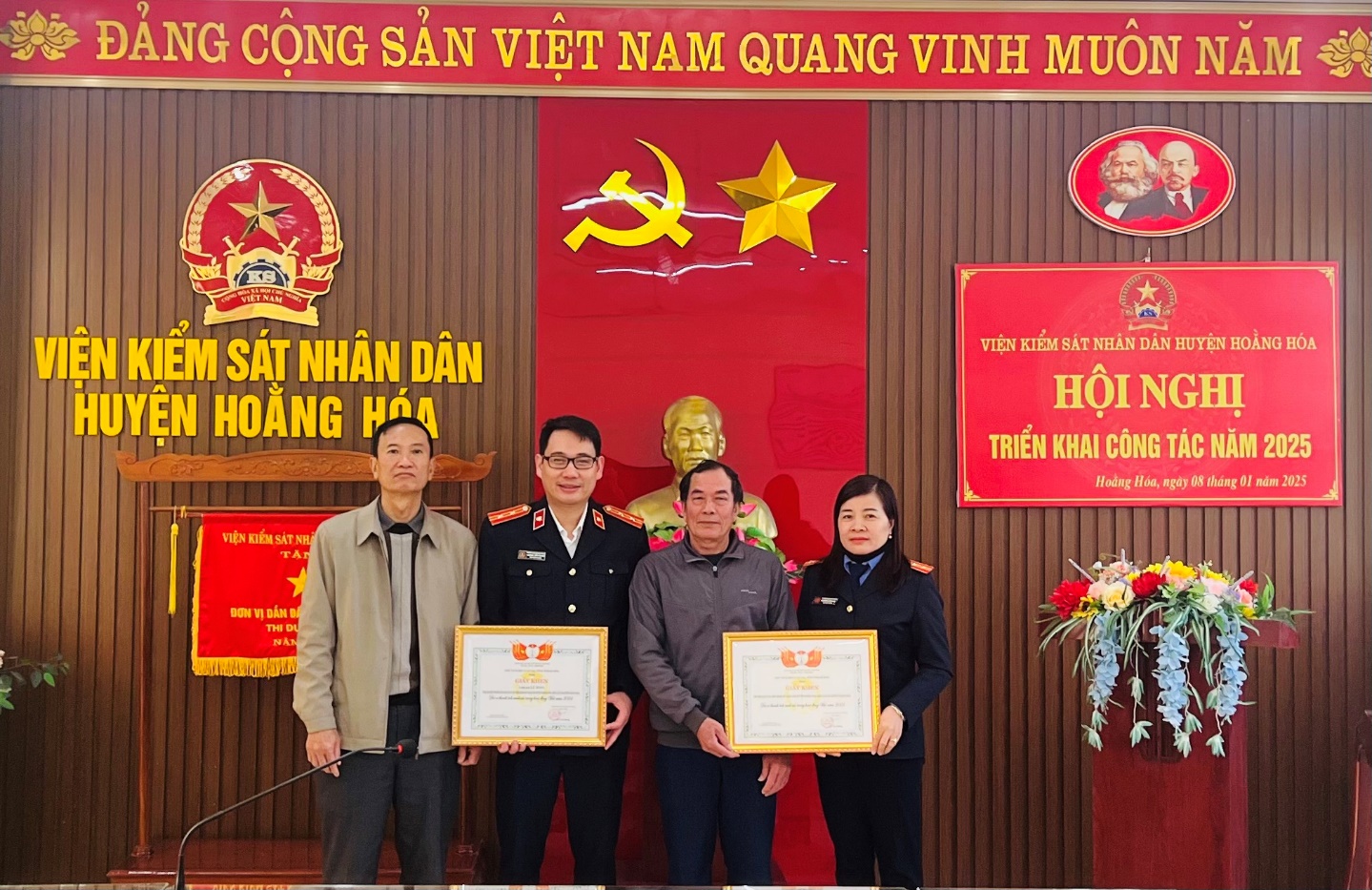 Chi hội Luật gia VKSND huyện Hoằng Hóa và hội viên vinh dự nhận Giấy khen của Chủ tịch Hội luật gia tỉnh Thanh Hóa