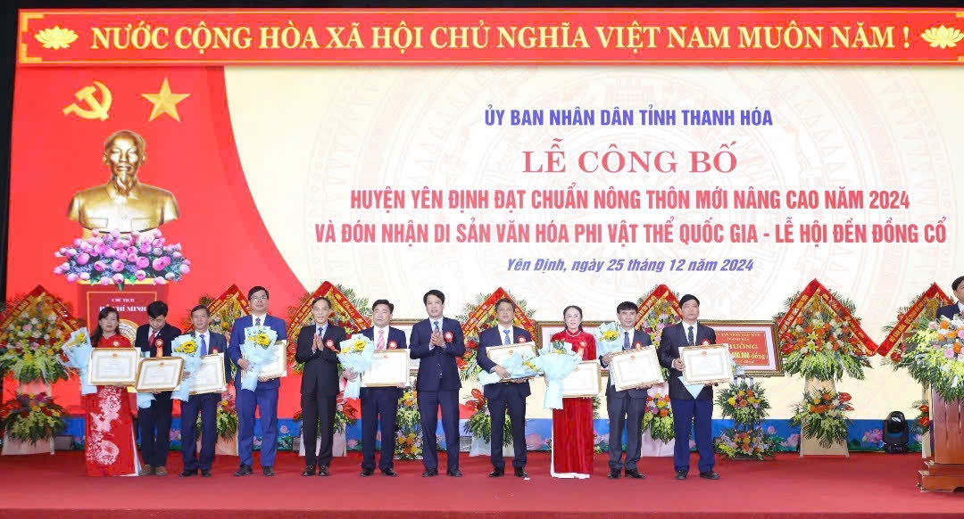 Ảnh: Lễ công bố Quyết định huyện Yên Định đạt chuẩn nông thôn mới nâng cao năm 2024.