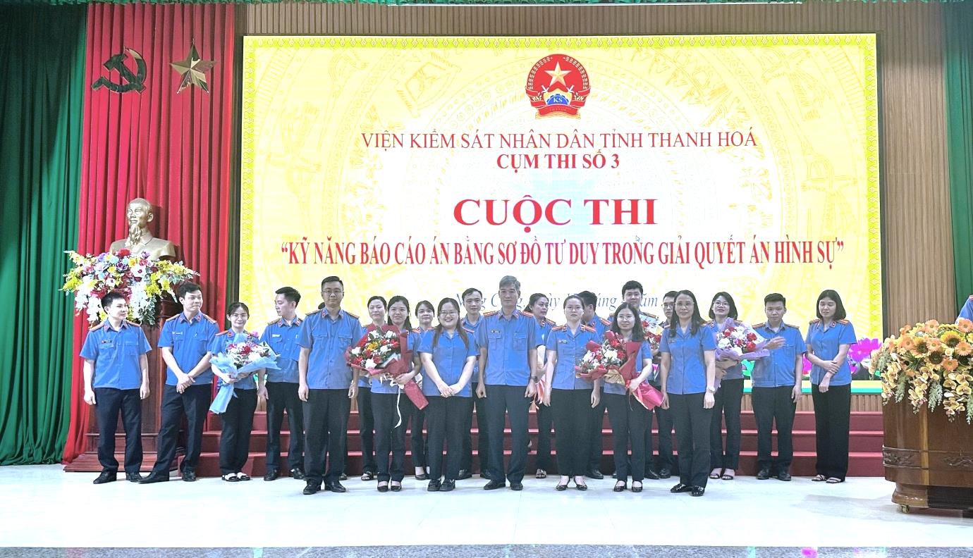 Đ/c Lê Đức Tùng, Phó Viện trưởng VKSND tỉnh trao giải cho các đội thi