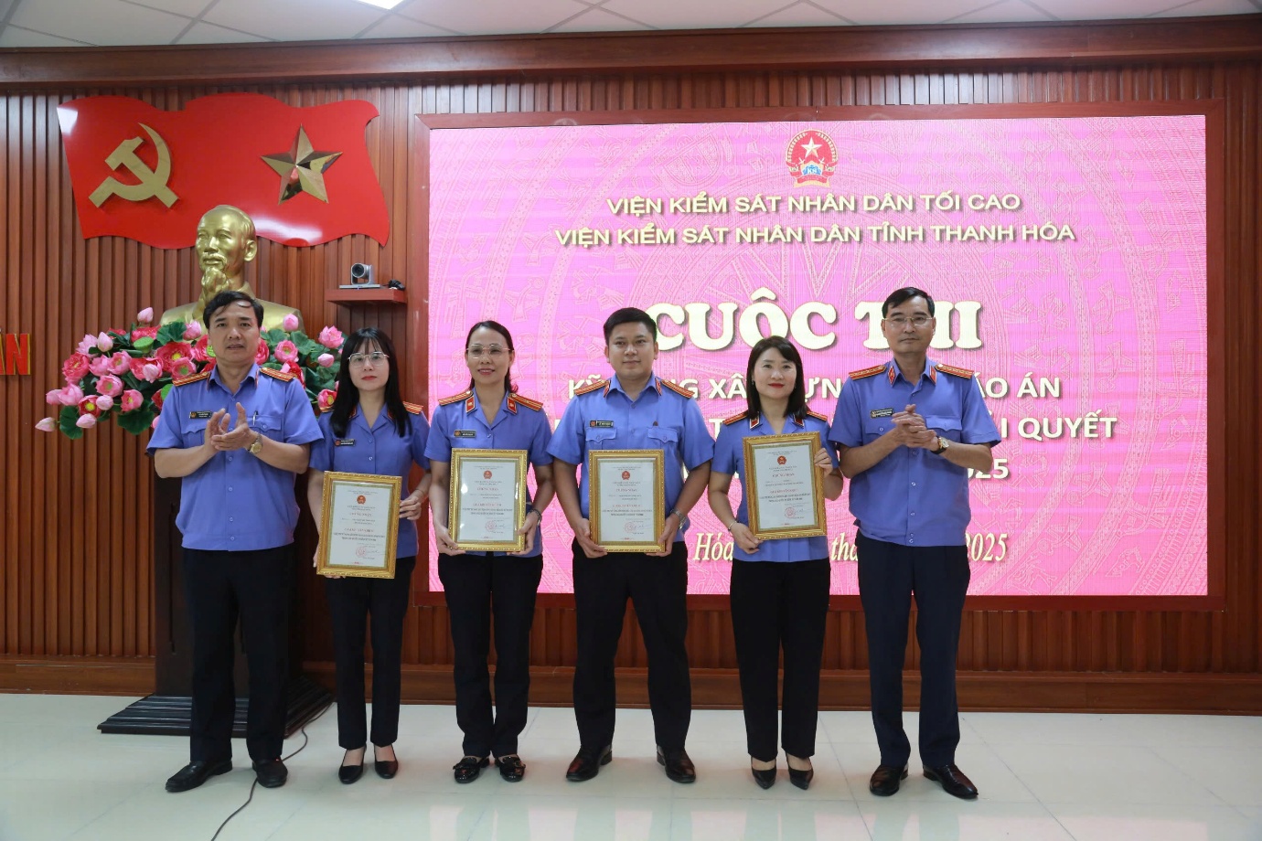 Đ/c Vũ Xuân Thoan và đ/c Nguyễn Đức Thanh, Phó Viện trưởng VKSND tỉnh trao giấy khen cho các đội đạt giải Khuyến khích