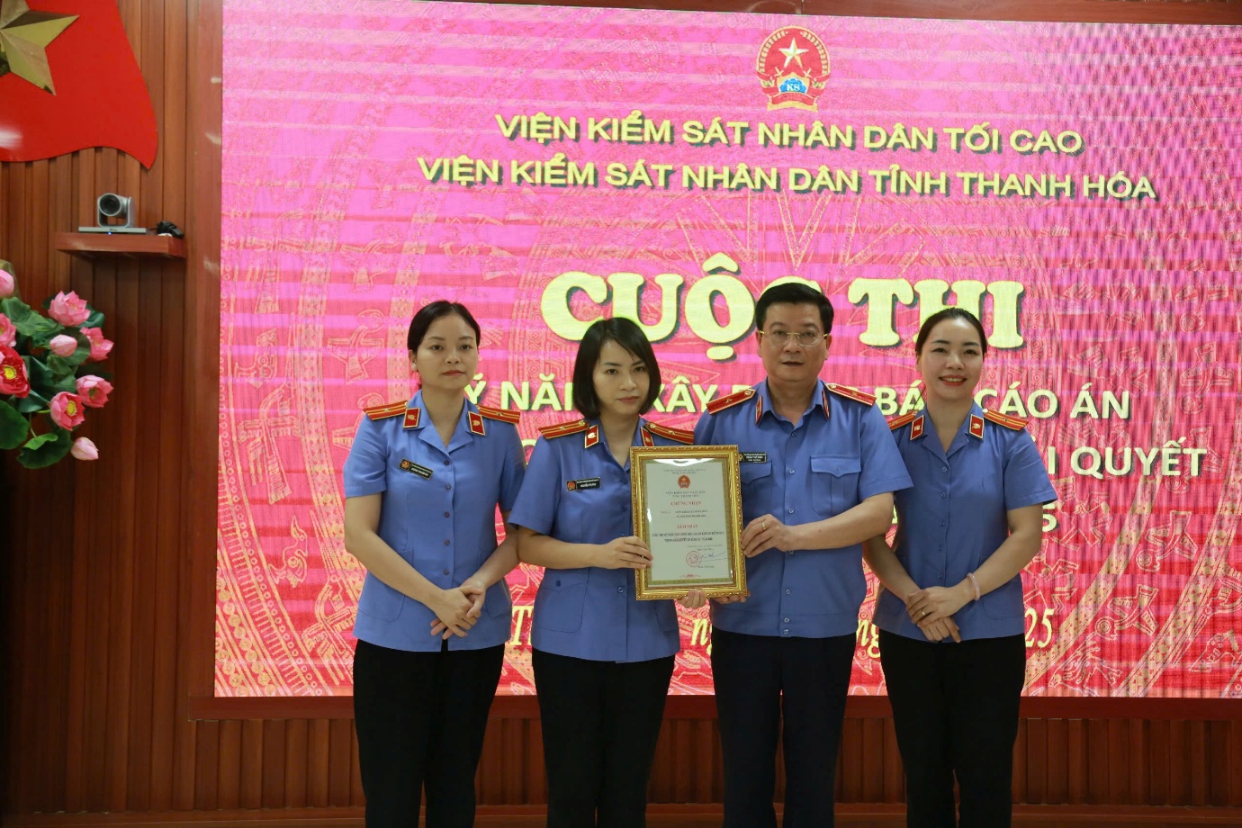 Đ/c Trần Thế Kính, Bí thư Đảng ủy, Viện trưởng VKSND tỉnh trao tặng giấy khen chứng nhận giải Nhất cho đội thi VKSND thành phố Thanh Hóa
