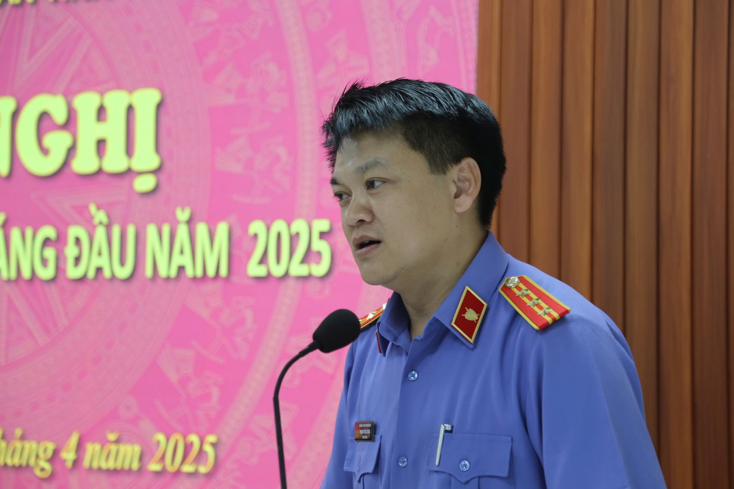 Đ/c Phạm Tiến Dũng, Viện trưởng VKSND huyện Mường Lát phát biểu ý kiến tham luận tại Hội nghị