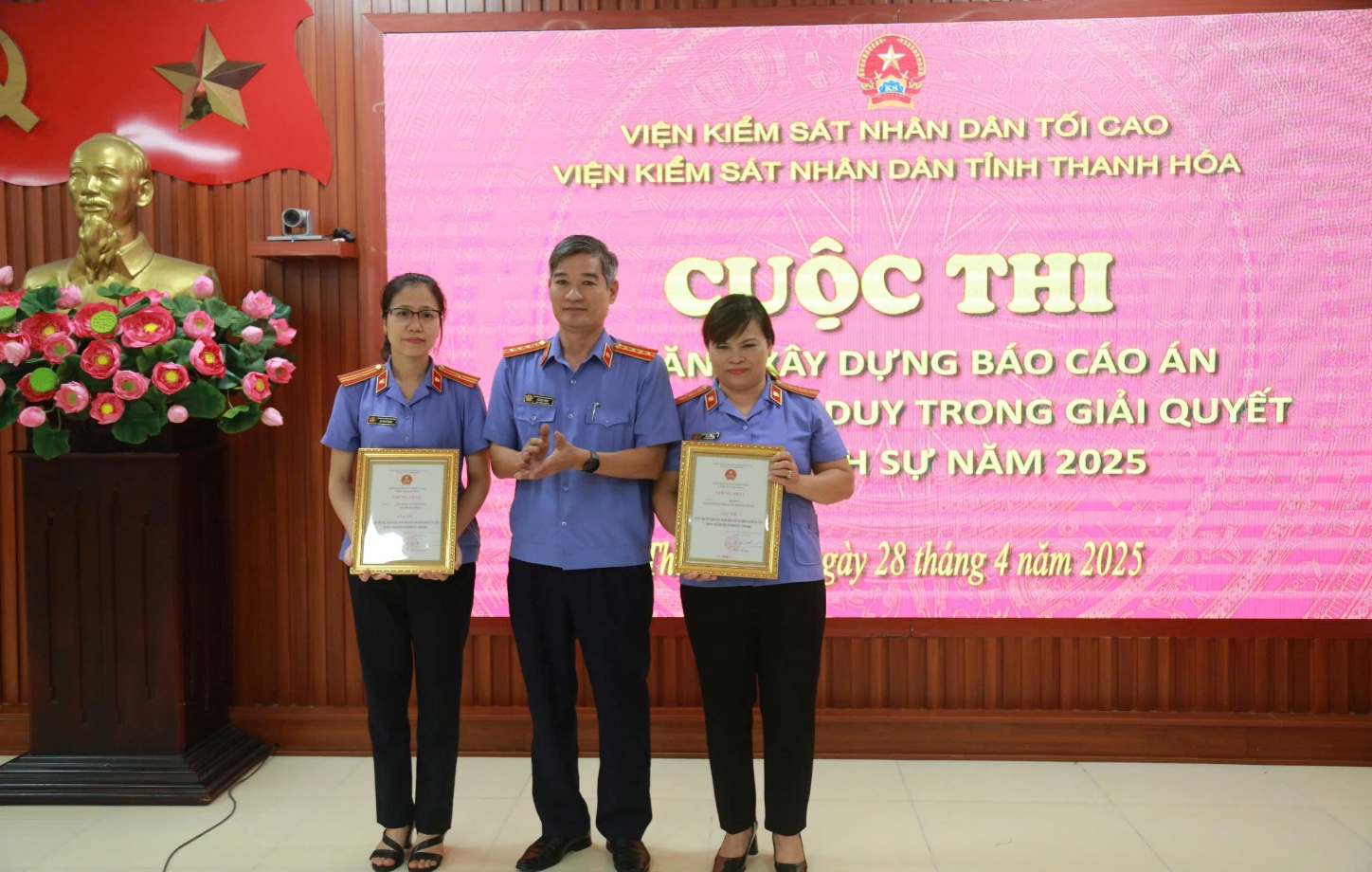 Đ/c Lê Đức Tùng, Phó Viện trưởng VKSND tỉnh trao giấy khen cho đội thi đạt giải Nhì