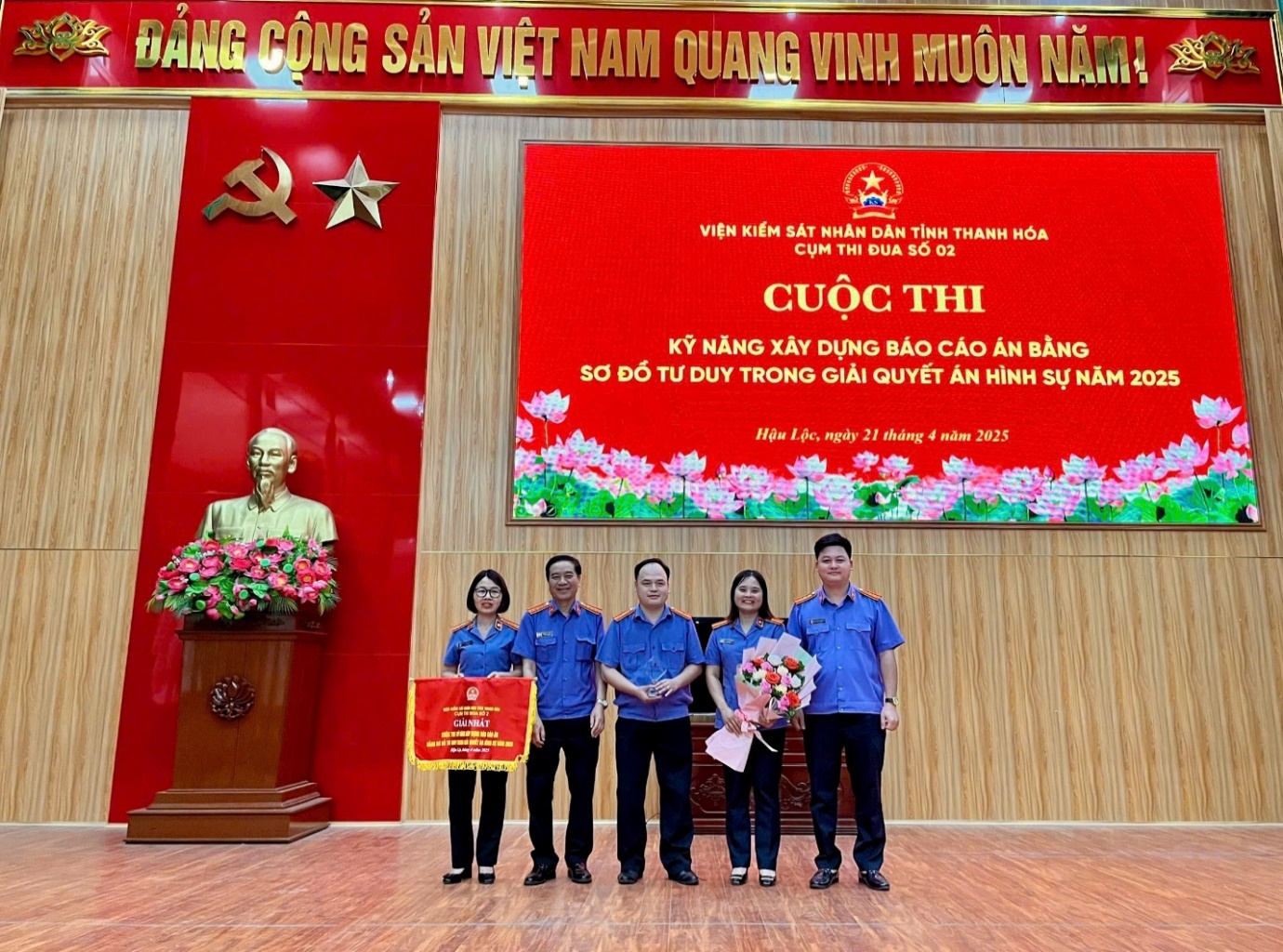 Đ/c Nguyễn Văn Huyên, Phó Viện trưởng VKSND tỉnh trao giải cho đội đạt giải Nhất
