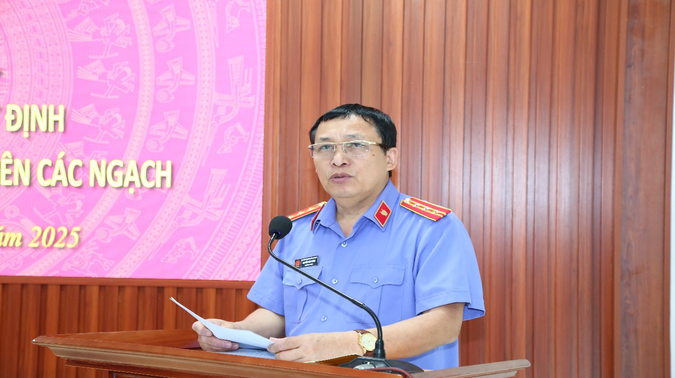 Đ/c Nguyễn Văn Thành - Trưởng phòng Tổ chức cán bộ VKSND tỉnh Thanh Hoá công bố các quyết định bổ nhiệm chức danh Kiểm sát viên