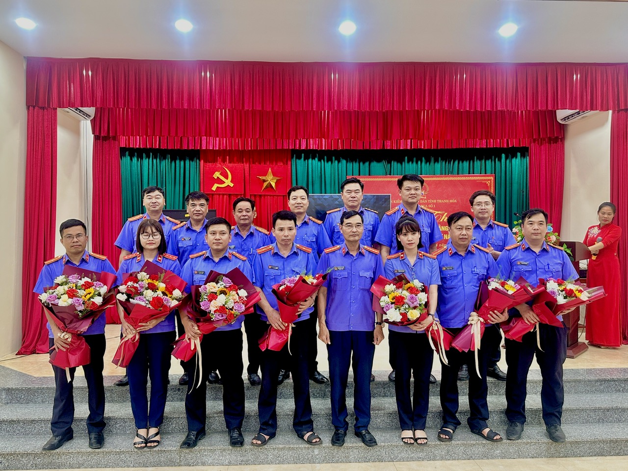 Đ/c Nguyễn Đức Thanh, Phó Viện trưởng VKSND tỉnh trao giải cho các đội thi